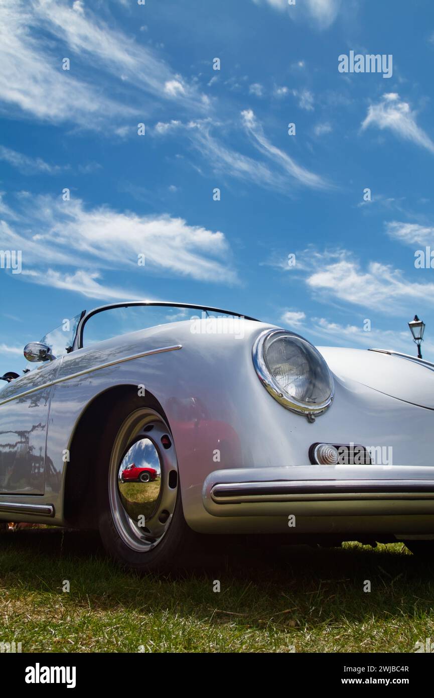Faro parafango anteriore ruota anteriore di Una Porsche Speedster 1956 356A Classic Sport Car, Christchurch Regno Unito Foto Stock