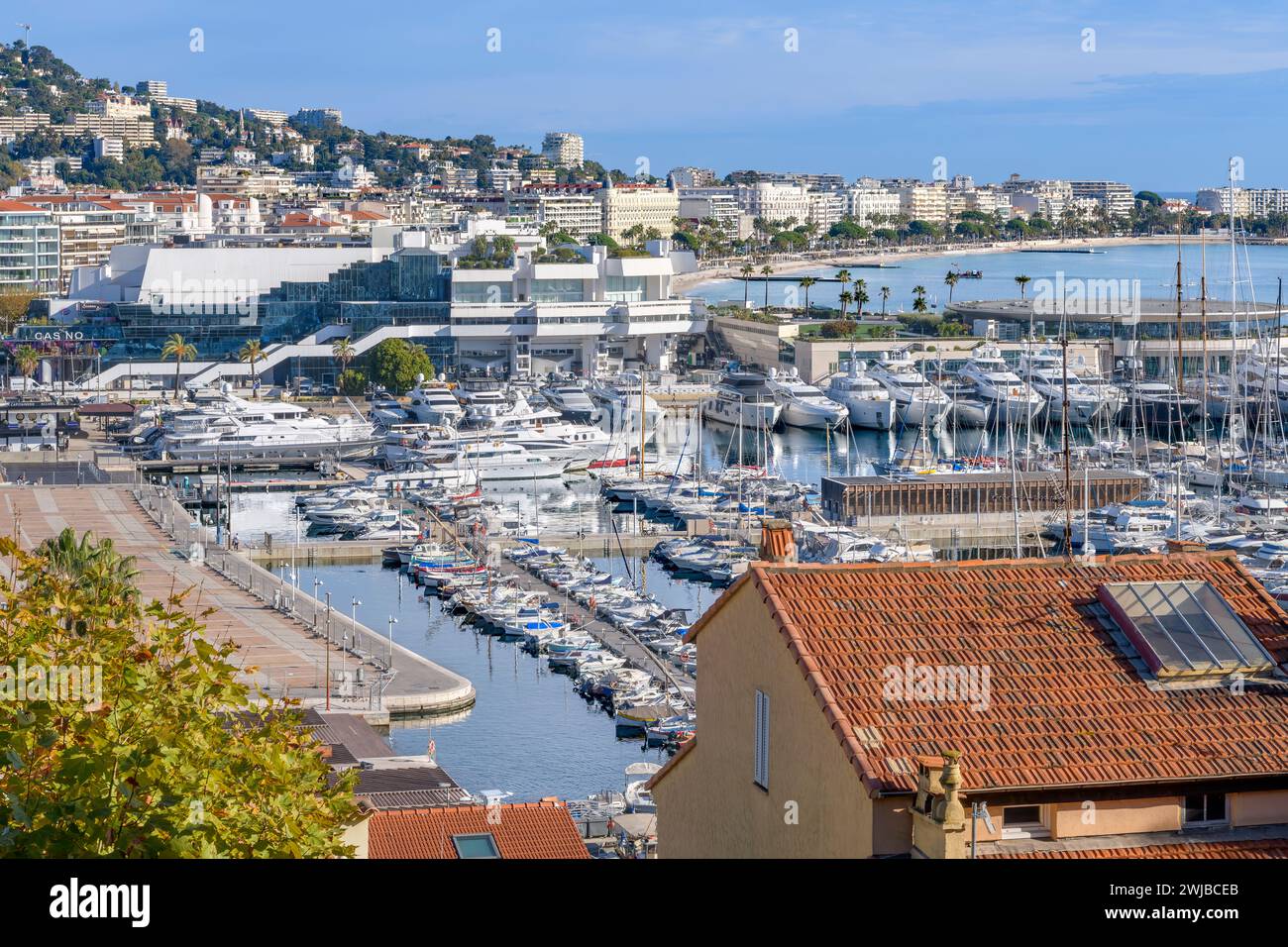 Splendida Côte Vieux-Port de Cannes sulla Costa Azzurra, Francia. Attracchi per barche e yacht di tutte le dimensioni. Foto Stock