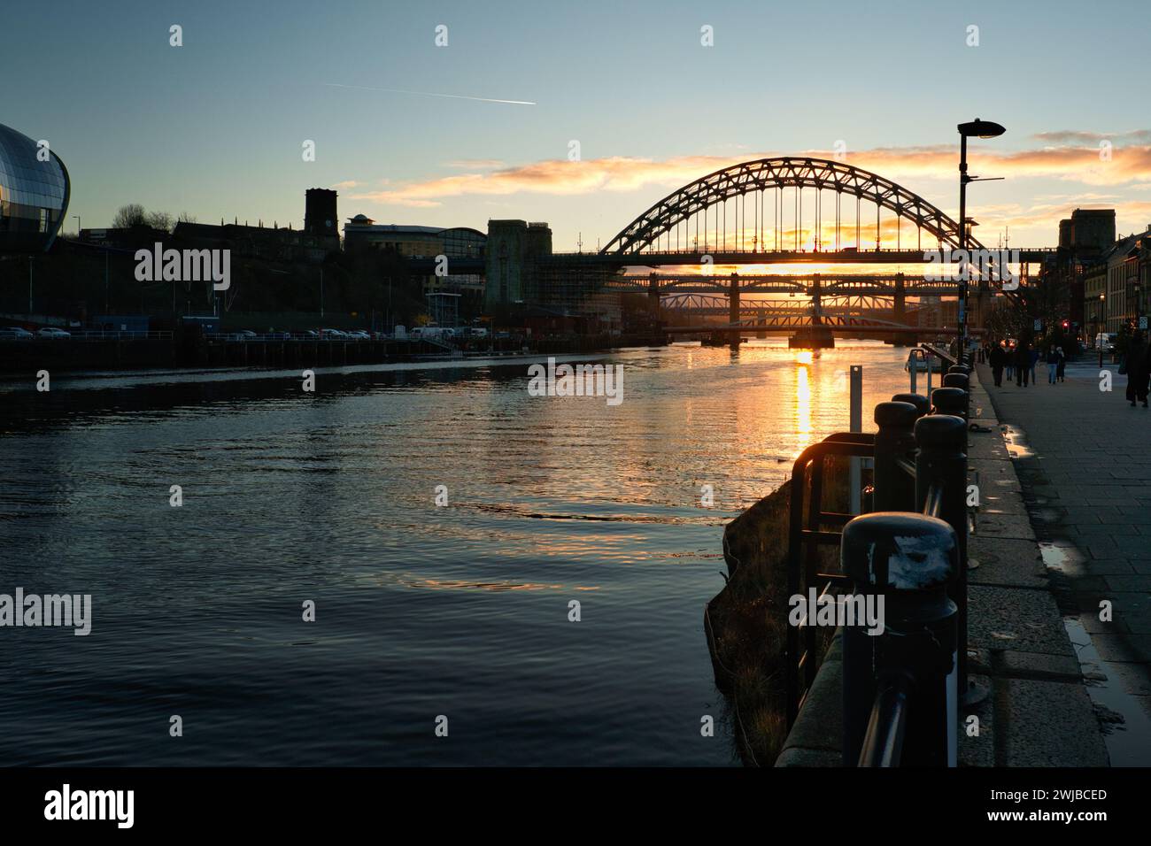 Ponti Newcastle Tyne con riflessi nel fiume Tyne e nuvole ondulate. Foto Stock