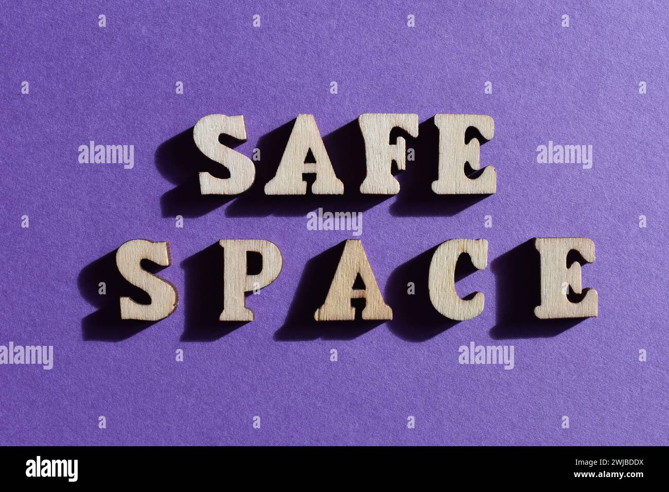 Spazio sicuro, parole in lettere alfabetiche di legno isolate su sfondo viola Foto Stock