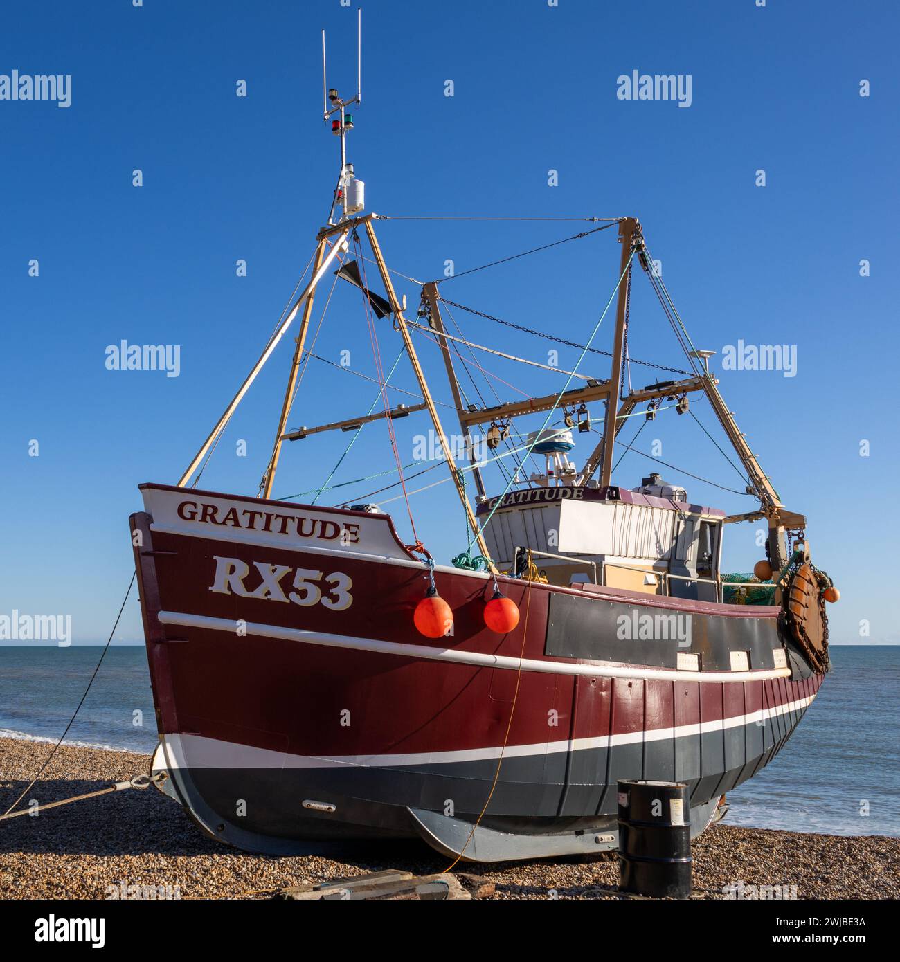 Hastings, East Sussex, Regno Unito - 12 febbraio. Vista di un peschereccio sulla spiaggia di Hastings, East Sussex il 12 febbraio 2024 Foto Stock