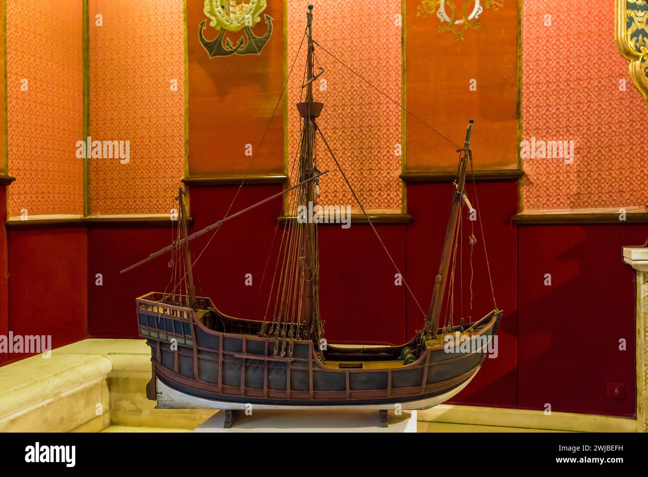 SIVIGLIA, SPAGNA - 21 MAGGIO 2017: Questo è un modello di nave mercantile medievale spagnola nell'esposizione della camera di commercio all'Alcazar. Foto Stock