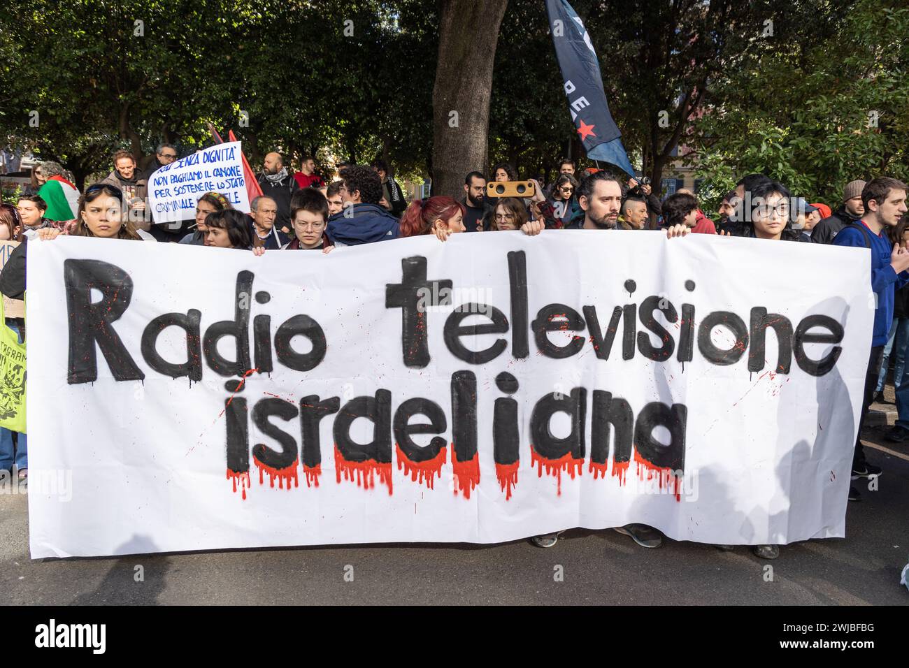 Roma, Italia. 14 febbraio 2024. Uno striscione contro la RAI di fronte alla sede RAI in Viale Mazzini a Roma (Credit Image: © Matteo Nardone/Pacific Press via ZUMA Press Wire) SOLO USO EDITORIALE! Non per USO commerciale! Foto Stock