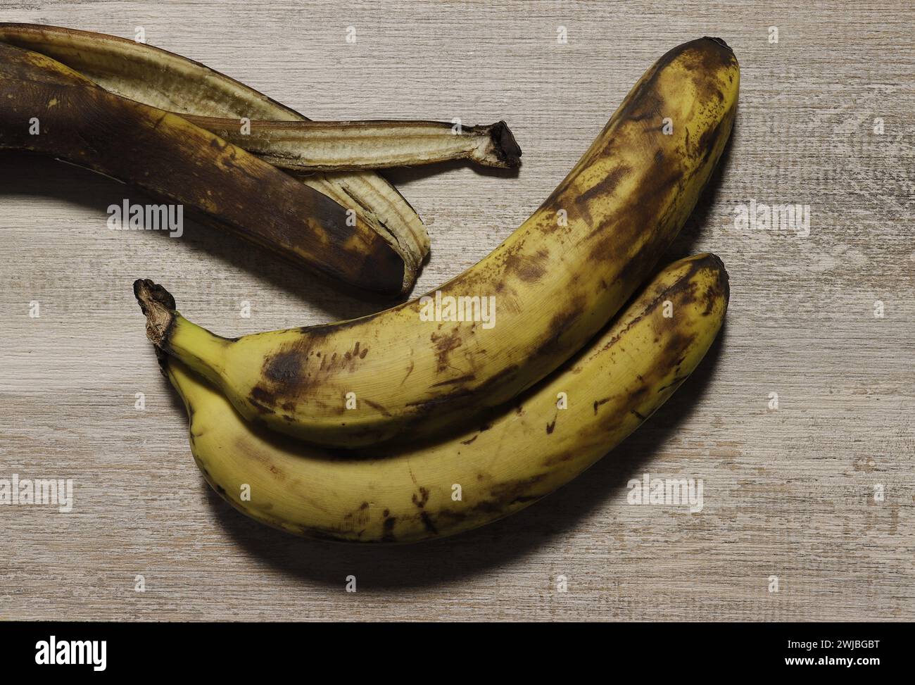 Immagine di due vecchie banane con macchie sulla buccia. Foto Stock