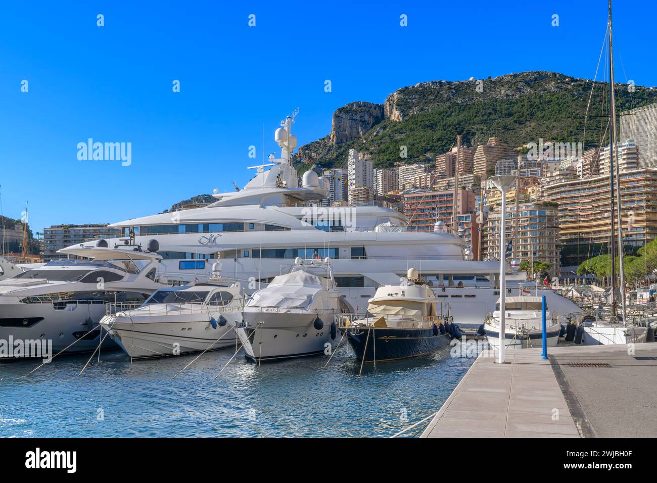 Porto turistico di Port Hercule, Monte Carlo nel Principato di Monaco. Da qui la città sorge sulle colline alle spalle. Intrecciato con strade tortuose e case intelligenti. Foto Stock