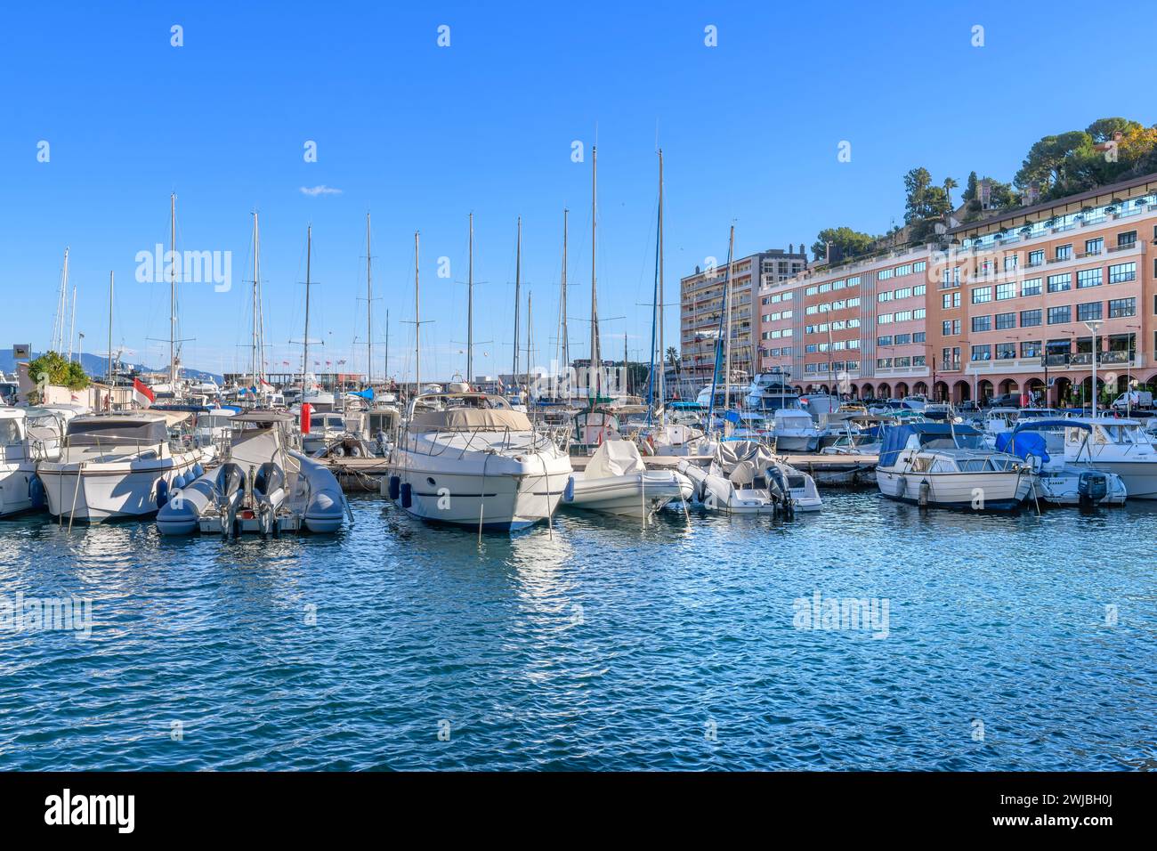 Porto turistico di Port Hercule, Monte Carlo nel Principato di Monaco. Da qui la città sorge sulle colline alle spalle. Intrecciato con strade tortuose e case intelligenti. Foto Stock