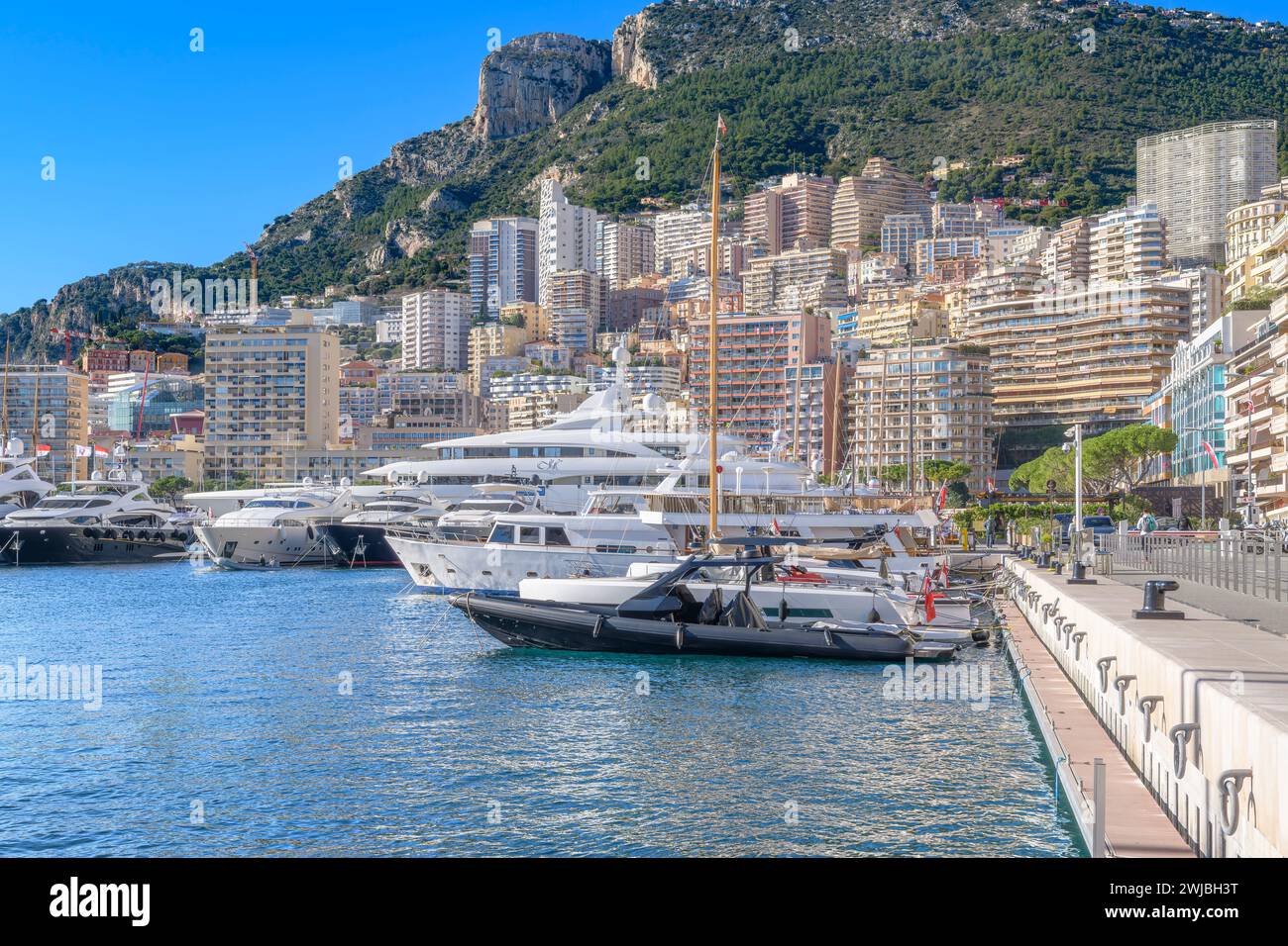 Porto turistico di Port Hercule, Monte Carlo nel Principato di Monaco. Da qui la città sorge sulle colline alle spalle. Intrecciato con strade tortuose e case intelligenti. Foto Stock