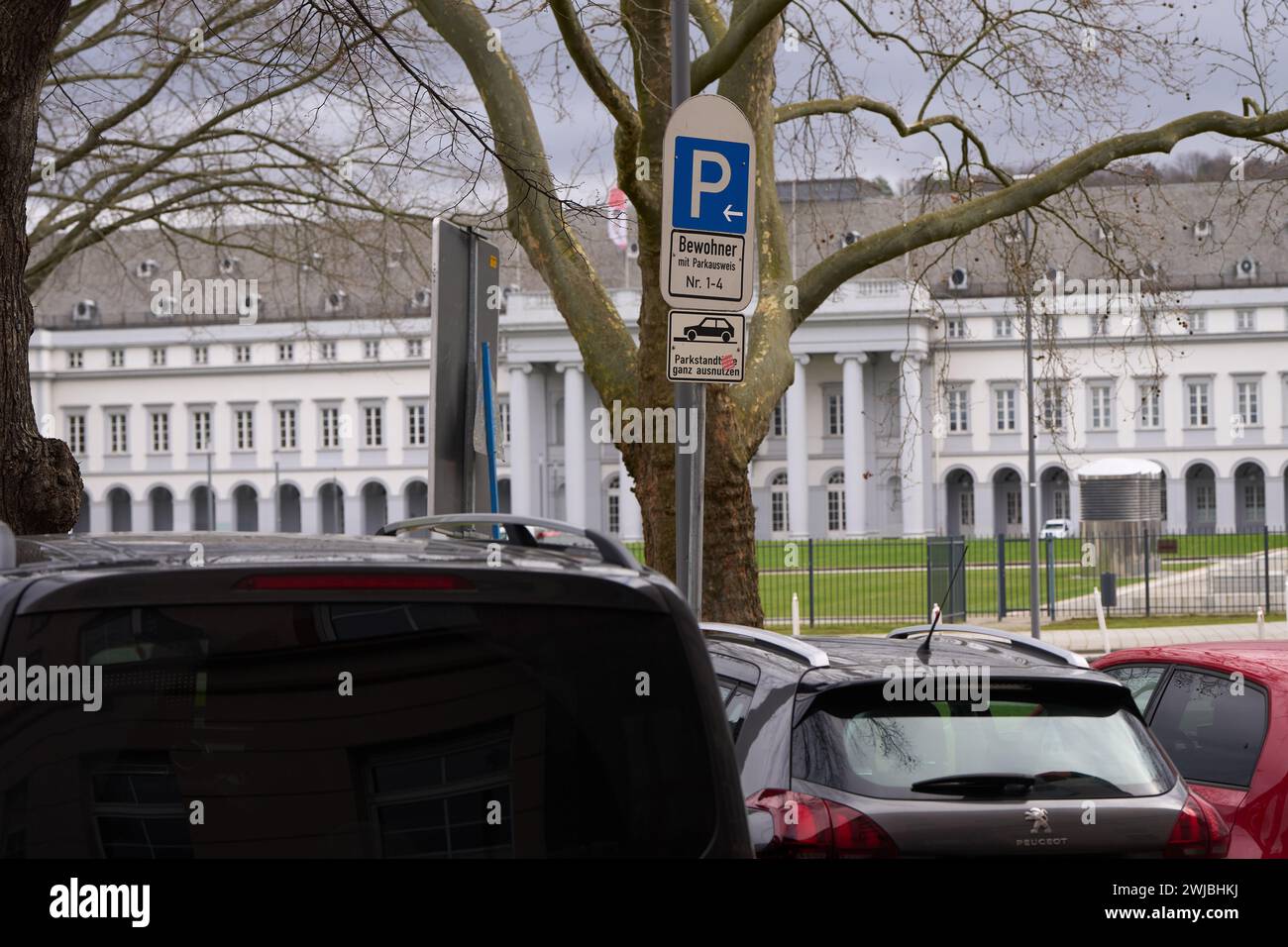 Coblenza, Germania. 14 febbraio 2024. Auto parcheggiate in un parcheggio per residenti a Coblenza. La tariffa è calcolata utilizzando la seguente formula: Lunghezza tempi larghezza tempi 45 centesimi per 52 settimane. Ci sono circa 6000 permessi di parcheggio a Coblenza, principalmente nel centro della città e nei quartieri limitrofi. Crediti: Thomas Frey/dpa/Alamy Live News Foto Stock