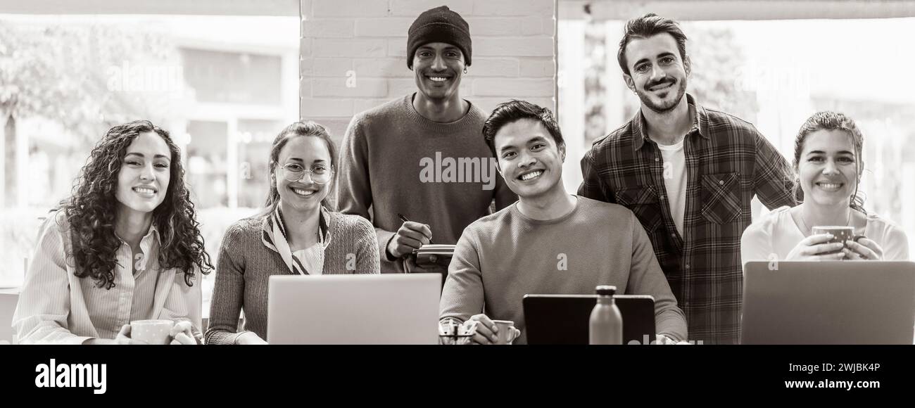 Banner o intestazione orizzontale con sorridenti colleghi multietnici che guardano la fotocamera facendo foto di squadra in un ufficio moderno insieme - gruppo di lavoro diversificato o. Foto Stock