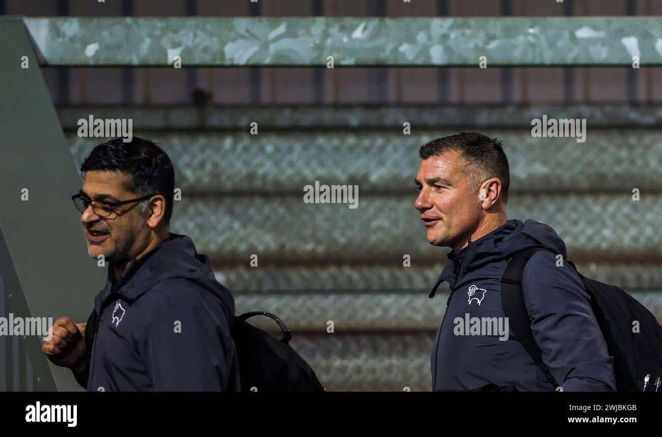 Derby County Chief Medical Officer Amit Pannu (a sinistra) e assistente manager Richie Barker prima della partita Sky Bet League One a St James Park, Exeter. Data foto: Martedì 13 febbraio 2024. Foto Stock