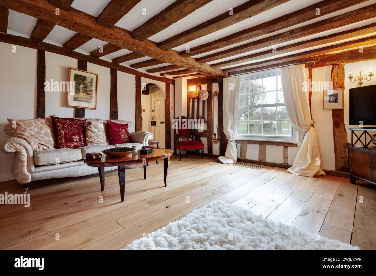 Wickhambrook, Suffolk - gennaio 212 2020: Soggiorno arredato in stile tradizionale nel cottage del XVII secolo Foto Stock