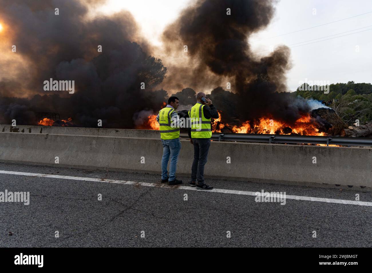 14 febbraio 2024 Pontos, Girona, Spainpol Pontos, Girona, Catalogna, Spagna - gli agricoltori stanno mettendo fine al blocco stradale. Ultime notizie: Il blocco al confine tra Spagna e Francia attuato dagli agricoltori catalani sta per finire. Hanno raggiunto un incontro con il governo spagnolo e le autorità catalane, anche se alcuni agricoltori sono rimasti sconvolti perché volevano rimanere fino al raggiungimento di un accordo definitivo. Nonostante gli agricoltori comincino a partire, la strada rimarrà chiusa a causa dei numerosi falò che hanno danneggiato l'asfalto. Noticia de última hora, se está acabando el bloqueo en la Foto Stock