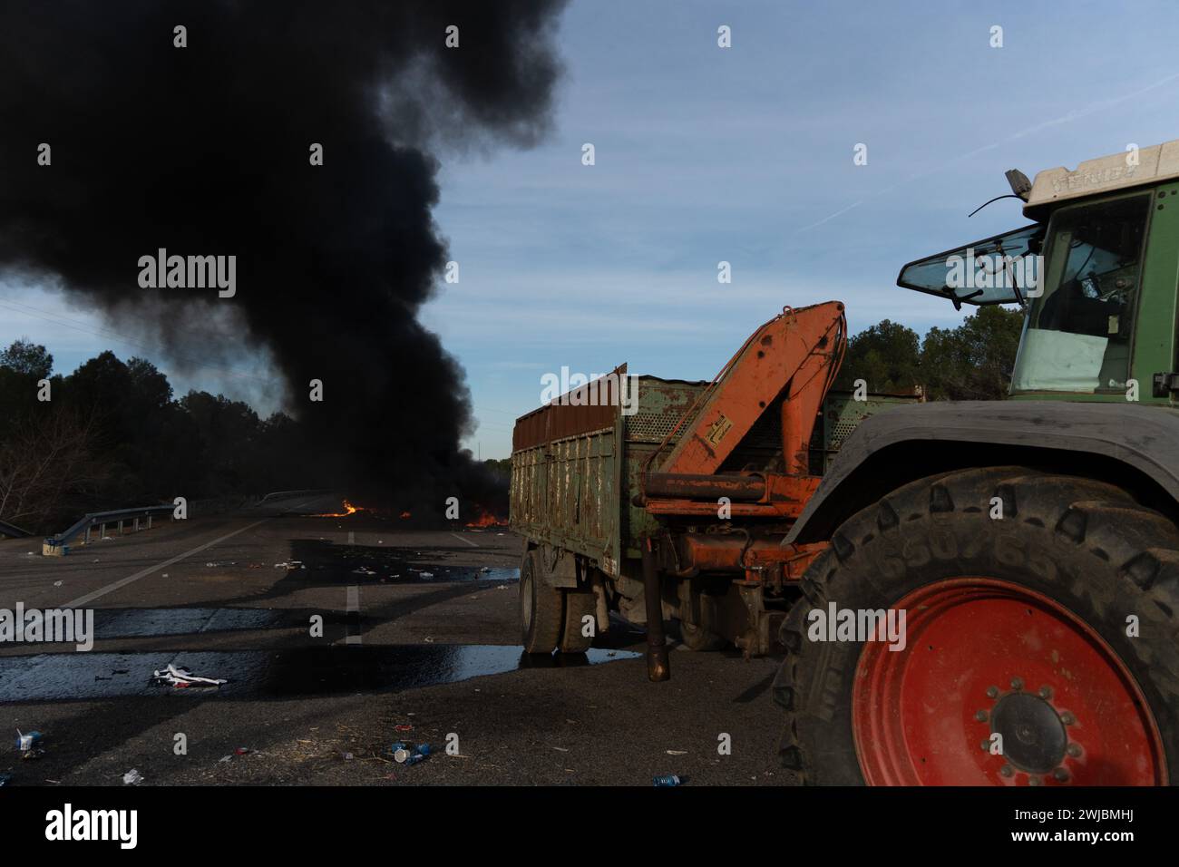 14 febbraio 2024 Pontos, Girona, Spainpol Pontos, Girona, Catalogna, Spagna - gli agricoltori stanno mettendo fine al blocco stradale. Ultime notizie: Il blocco al confine tra Spagna e Francia attuato dagli agricoltori catalani sta per finire. Hanno raggiunto un incontro con il governo spagnolo e le autorità catalane, anche se alcuni agricoltori sono rimasti sconvolti perché volevano rimanere fino al raggiungimento di un accordo definitivo. Nonostante gli agricoltori comincino a partire, la strada rimarrà chiusa a causa dei numerosi falò che hanno danneggiato l'asfalto. Noticia de última hora, se está acabando el bloqueo en la Foto Stock