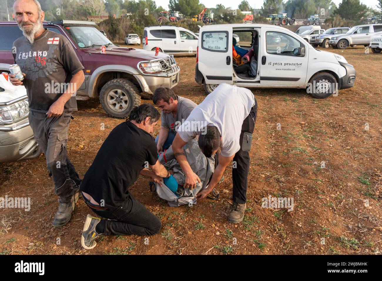 14 febbraio 2024 Pontos, Girona, Spainpol Pontos, Girona, Catalogna, Spagna - gli agricoltori stanno mettendo fine al blocco stradale. Ultime notizie: Il blocco al confine tra Spagna e Francia attuato dagli agricoltori catalani sta per finire. Hanno raggiunto un incontro con il governo spagnolo e le autorità catalane, anche se alcuni agricoltori sono rimasti sconvolti perché volevano rimanere fino al raggiungimento di un accordo definitivo. Nonostante gli agricoltori comincino a partire, la strada rimarrà chiusa a causa dei numerosi falò che hanno danneggiato l'asfalto. Noticia de última hora, se está acabando el bloqueo en la Foto Stock