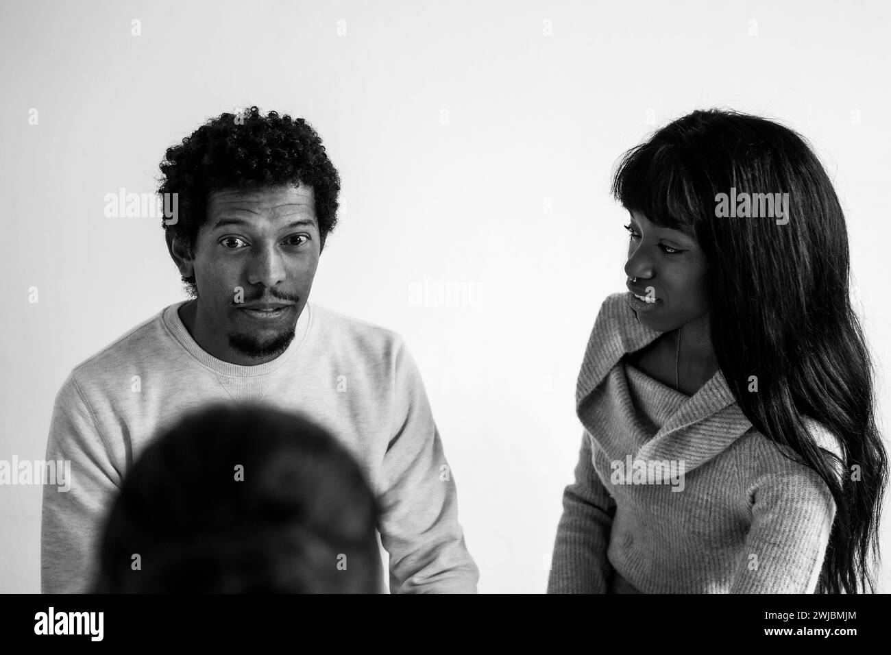Coppia afro-americana seduta presso l'ufficio dello psicologo per una terapia di coppia - concetto di relazione di coppia in difficoltà e crisi - Focus sulla fa dell'uomo Foto Stock