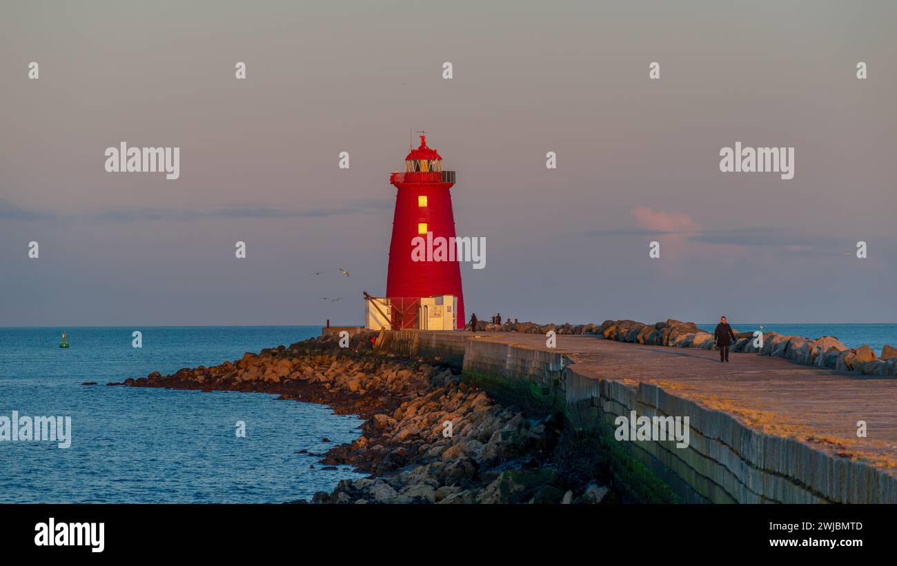 Bagliore di sera sul faro di Poolbeg Foto Stock