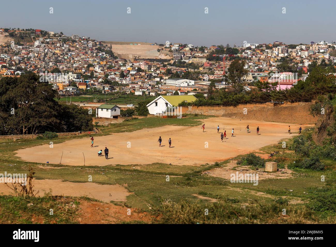 Campo di calcio nella città africana, Madagascar Foto Stock