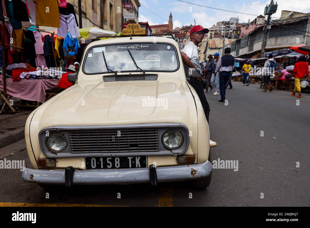 Vecchio taxi per le strade di Antananarivo, Madagascar Foto Stock