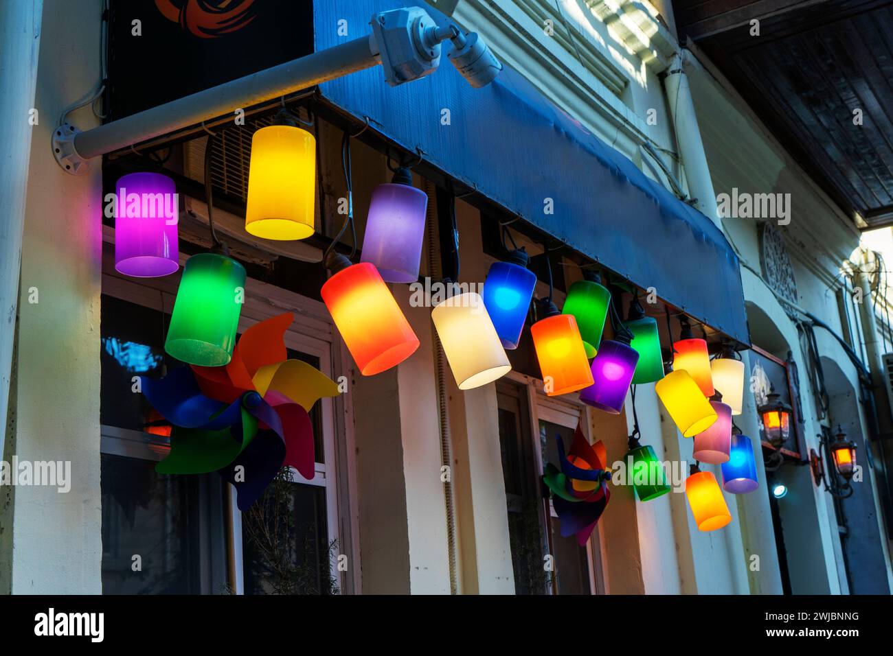 la facciata del cafe' e' decorata, l'entrata e' decorata con vari lampadari, lampade da terra e lampadine colorate Foto Stock