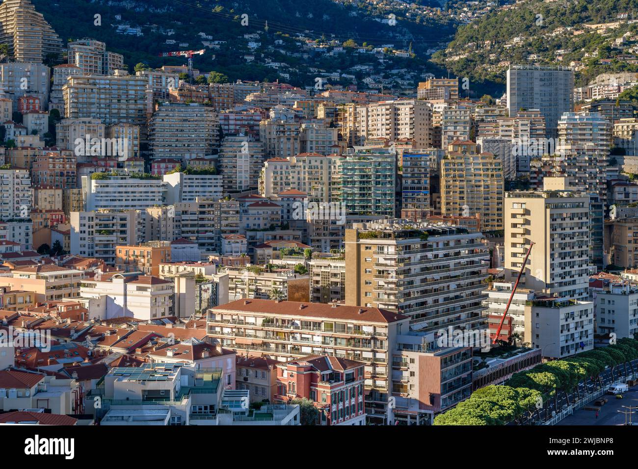 Monte Carlo nel Principato di Monaco. Ville e appartamenti di lusso ricchissimi per i ricchi e famosi. Con strade tortuose che si intrecciano tra alti edifici. Foto Stock