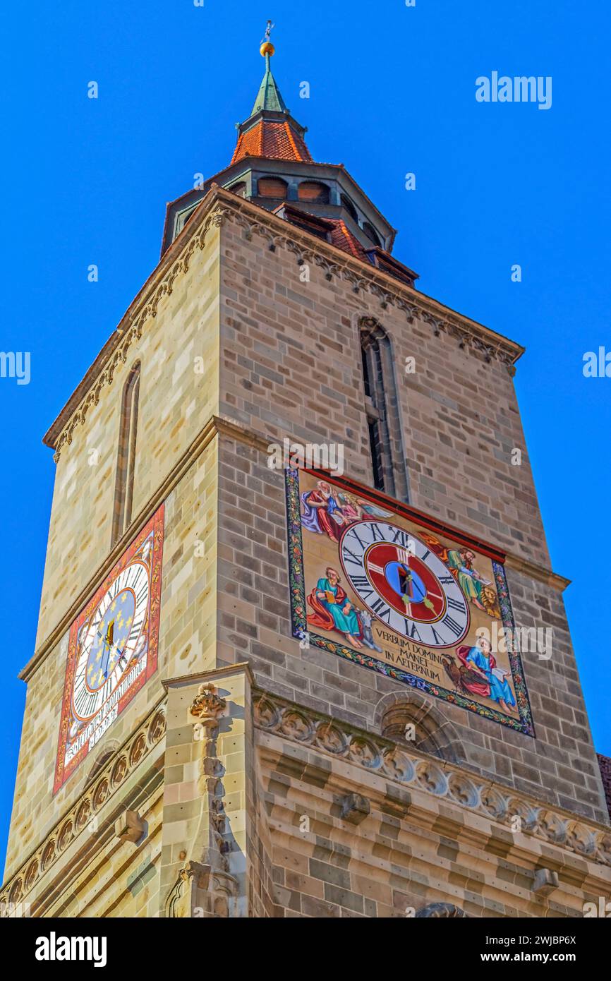 BRASOV, TRANSILVANIA, ROMANIA - 11 LUGLIO 2020: Torre dell'orologio della Chiesa Nera, costruita dalla comunità tedesca della città in stile gotico. Iniziata in 1 Foto Stock