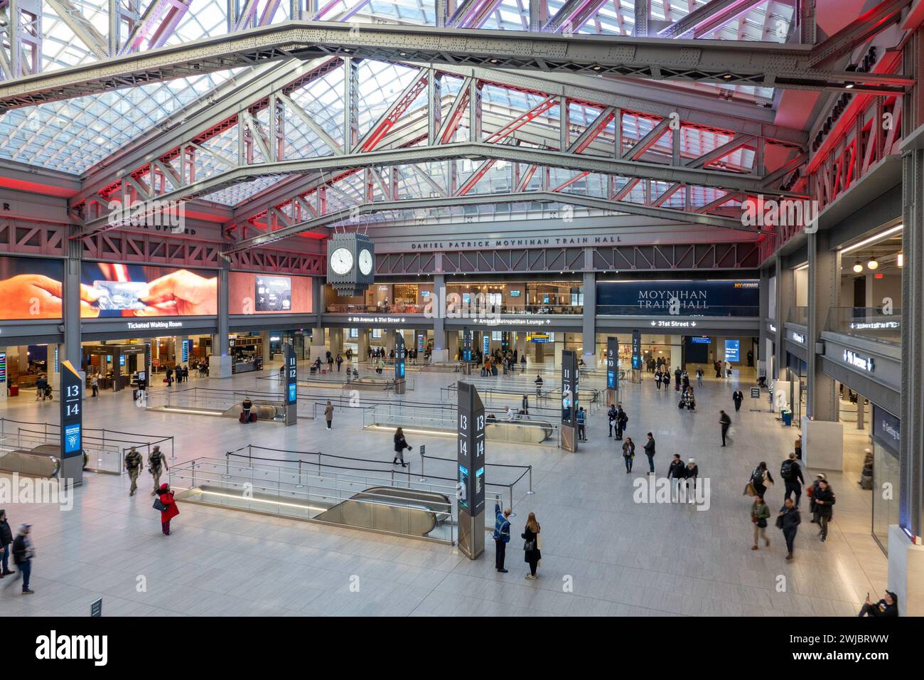 Il Moynihan Train Hall (MTH) si trova nello storico edificio dell'ufficio postale di James A. Farley, New York City, USA Foto Stock