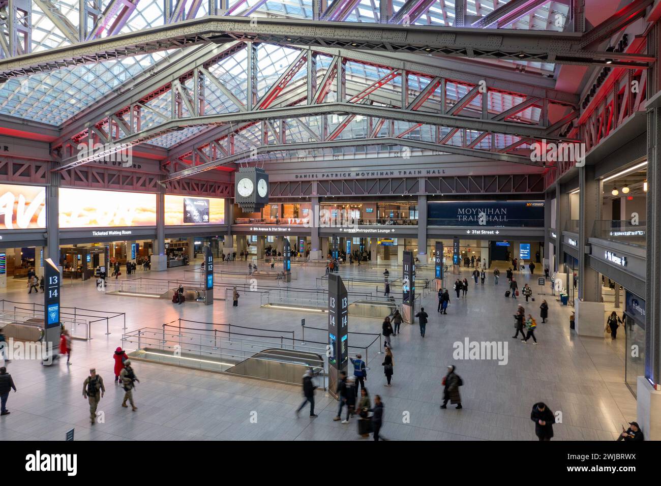 Il Moynihan Train Hall (MTH) si trova nello storico edificio dell'ufficio postale di James A. Farley, New York City, USA Foto Stock