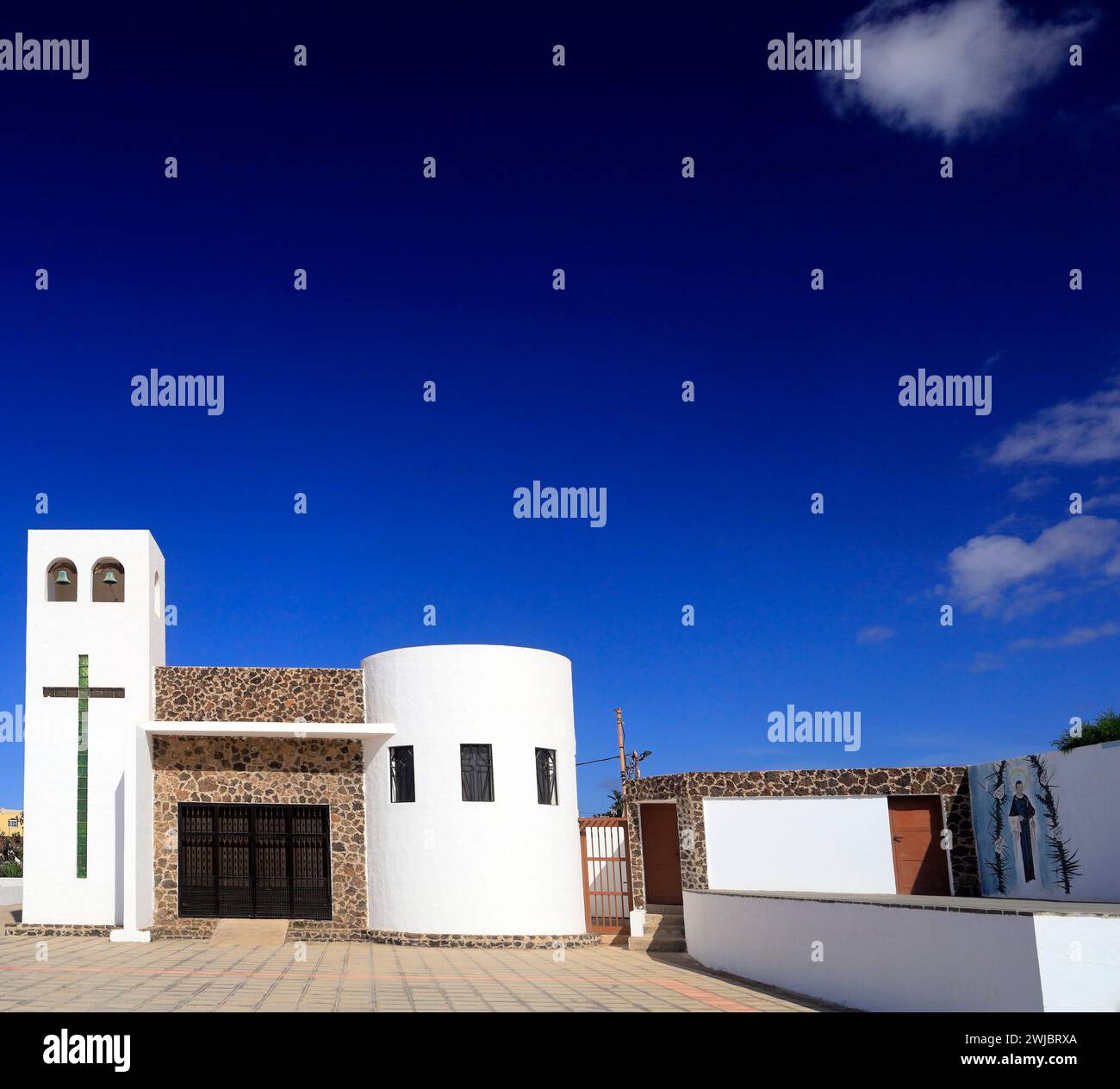 Chiesa bianca - Iglesia de San Martín de Porres, villaggio di El Roque vicino a El Cotillo, Fuerteventura, Isole Canarie, Spagna. Fatto nel novembre 2023 Foto Stock