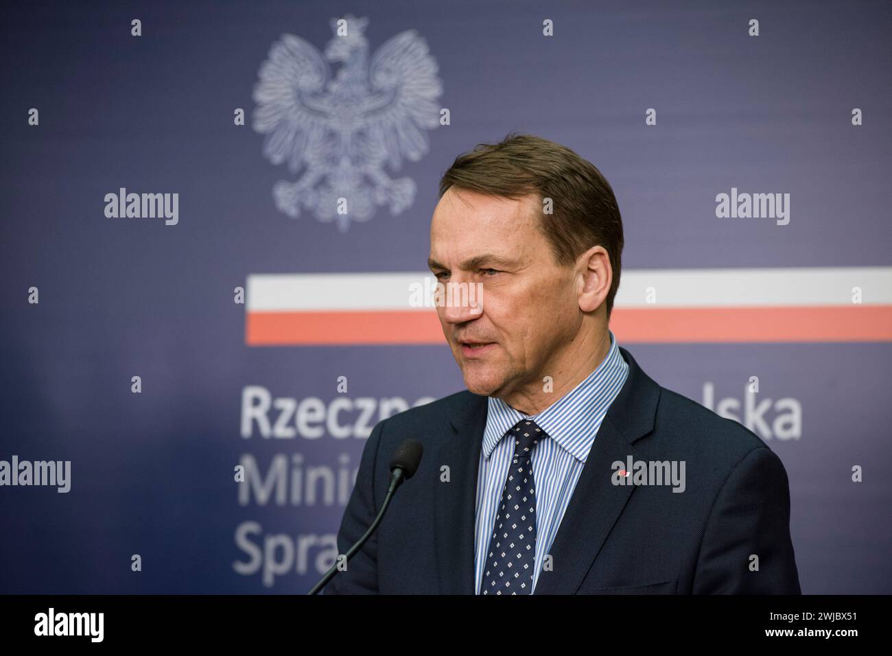 Varsavia, Polonia. 14 febbraio 2024. Il ministro degli Esteri polacco Radoslaw Sikorski parla durante una conferenza stampa con il ministro degli Esteri estone a Varsavia. Il ministro degli Esteri estone - Margus Tsahkna ha visitato la Polonia e ha incontrato Radoslaw Sikorski - ministro degli Esteri. I ministri degli Esteri hanno discusso le questioni commerciali tra i due paesi e le questioni di sicurezza dei paesi baltici legate all'invasione della Russia in Ucraina. Credito: SOPA Images Limited/Alamy Live News Foto Stock