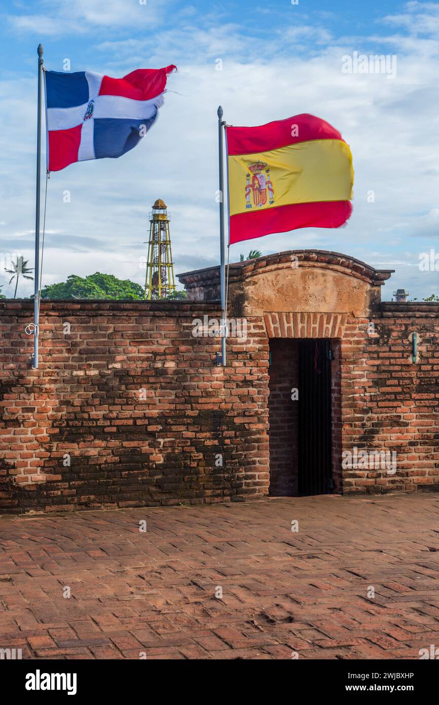 Bandiere della Repubblica Dominicana e della Spagna a Fortaleza San Felipe, ora museo a Puerto Plata, Repubblica Dominicana. Sullo sfondo è presente il cast ir Foto Stock