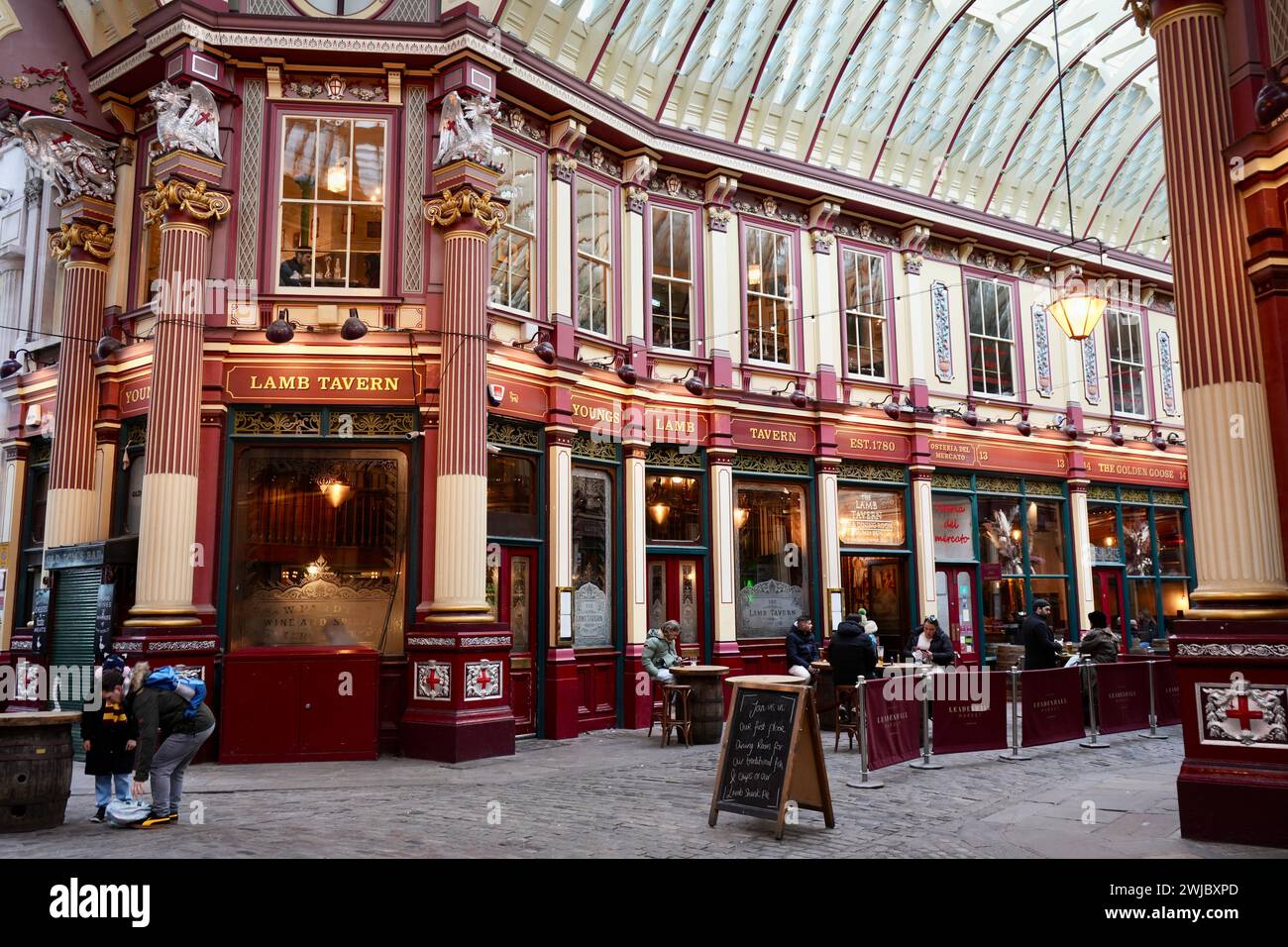 La Lamb Tavern all'interno del mercato di Leadenhall nella City di Londra. Foto Stock