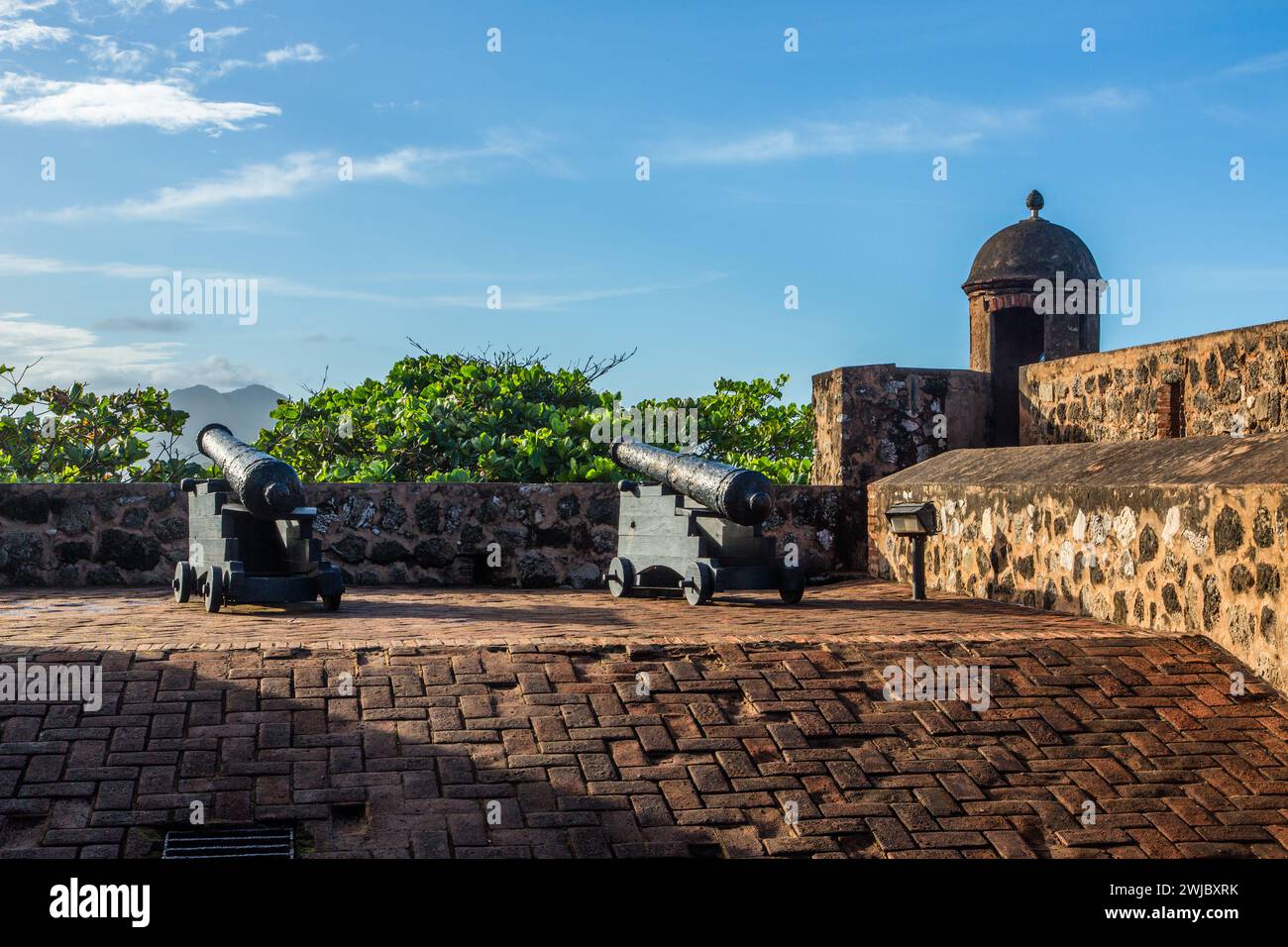 Cannoni spagnoli coloniali di una guerite o di una scatola di sentinelle a Fortaleza San Felipe, ora un museo a Puerto Plata, Repubblica Dominicana. Foto Stock