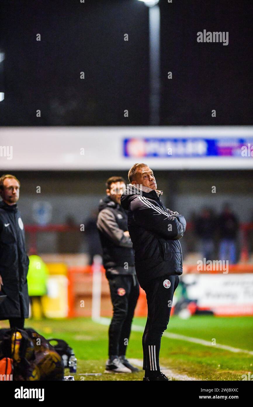 Il manager di Crawley Scott Lindsey in touchline durante la partita Sky Bet EFL League Two tra Crawley Town e Walsall al Broadfield Stadium di Crawley, Regno Unito - 13 febbraio 2024 foto Simon Dack / Telephoto Images. Solo per uso editoriale. Niente merchandising. Per le immagini di calcio si applicano restrizioni fa e Premier League inc. Non è consentito l'utilizzo di Internet/dispositivi mobili senza licenza FAPL. Per ulteriori dettagli, contattare Football Dataco Foto Stock