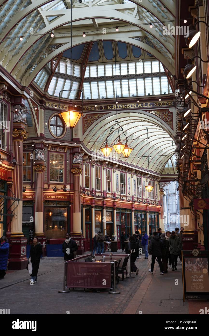 La Lamb Tavern all'interno del mercato di Leadenhall nella City di Londra. Foto Stock