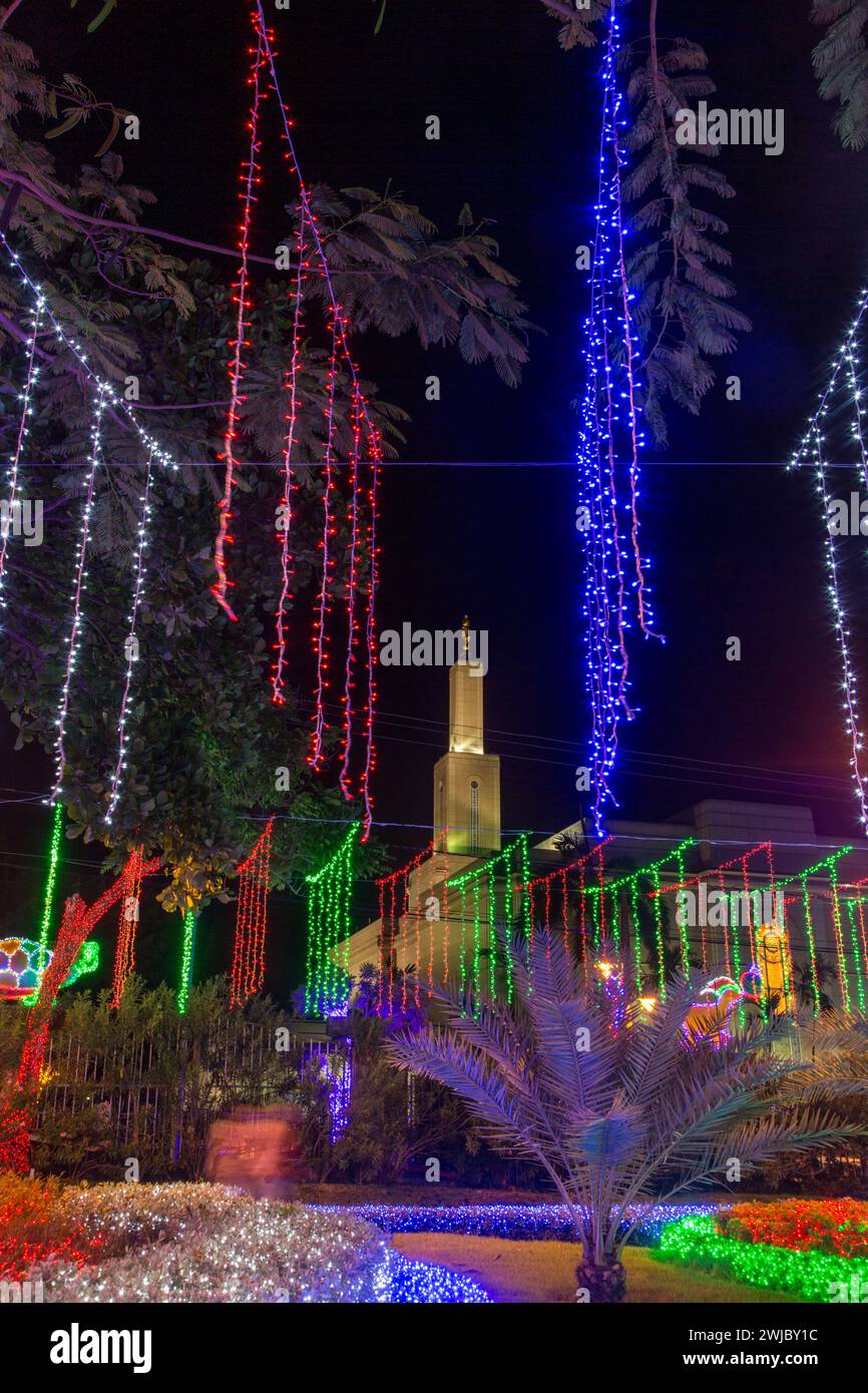 Milioni di luci natalizie decorano il parco ibero-americano di Santo Domingo, Repubblica Dominicana. Foto Stock