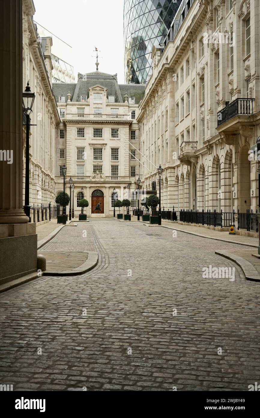 St Helens Place, storico cUL-de-SAC nella City di Londra, con il Gherkin Skyscraper alle spalle. Foto Stock