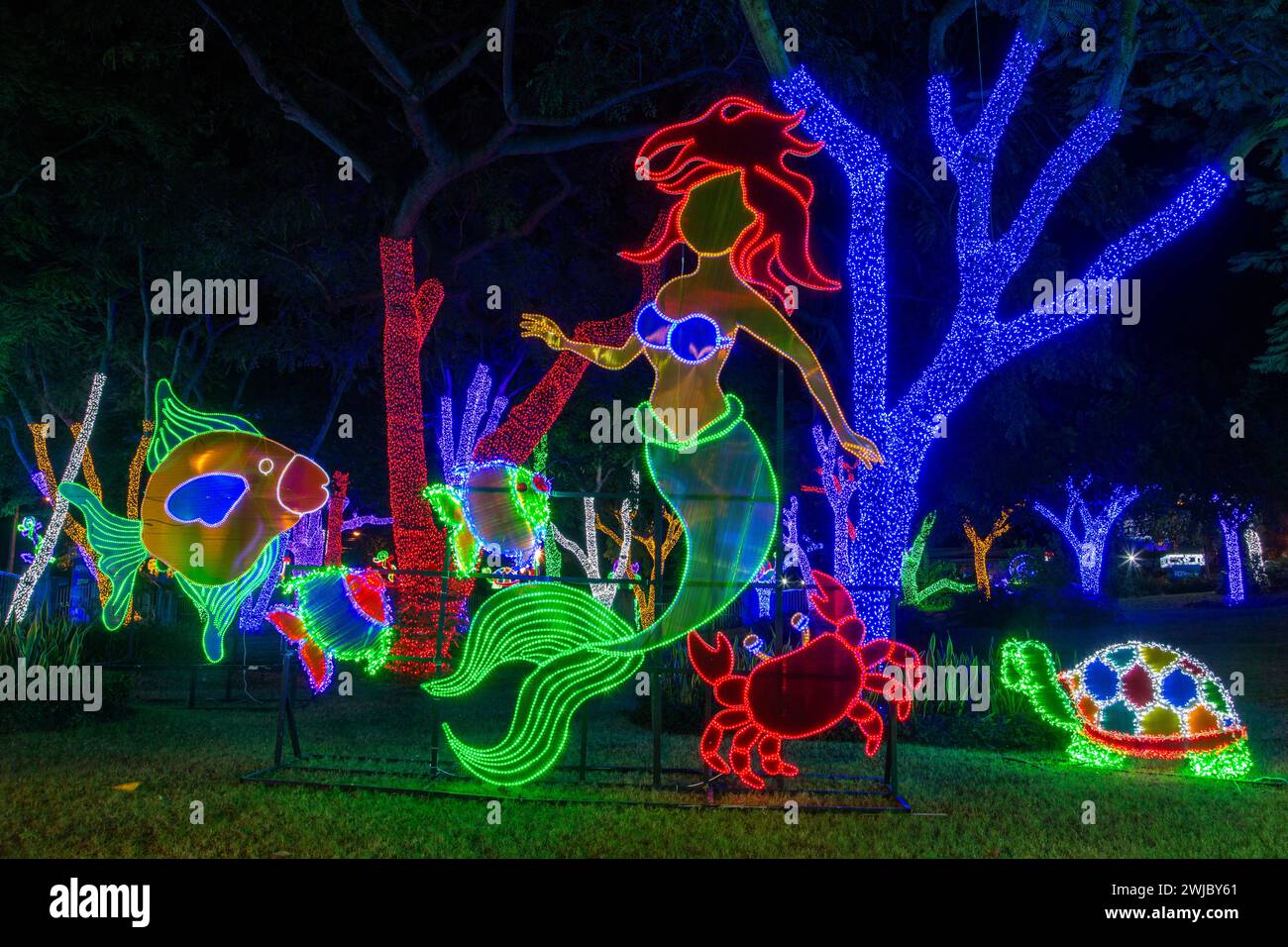 Milioni di luci natalizie decorano il parco ibero-americano di Santo Domingo, Repubblica Dominicana. Foto Stock