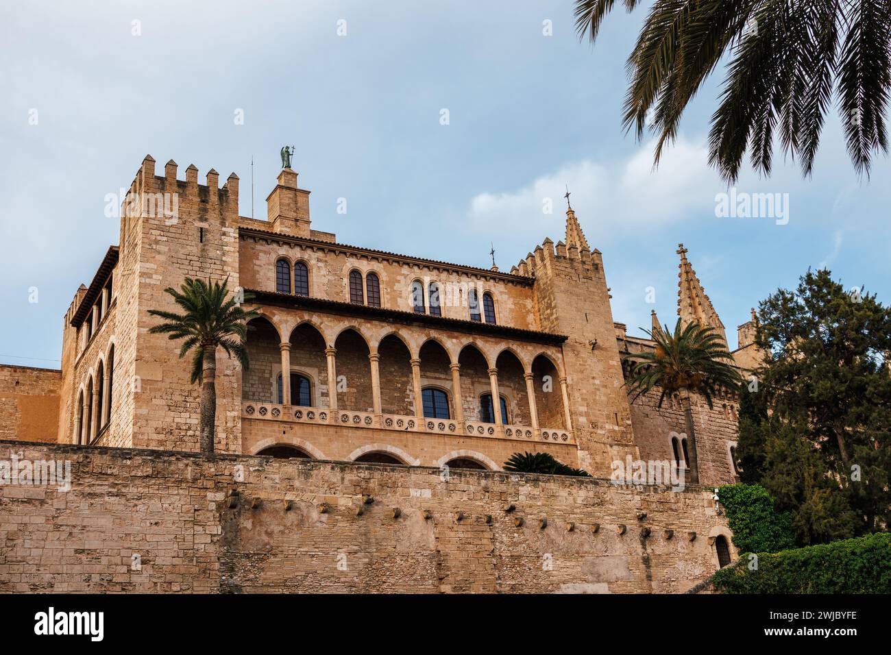 Edificio storico Palazzo reale di la Almudaina a Palma di Maiorca alle Isole Baleari, Spagna Foto Stock