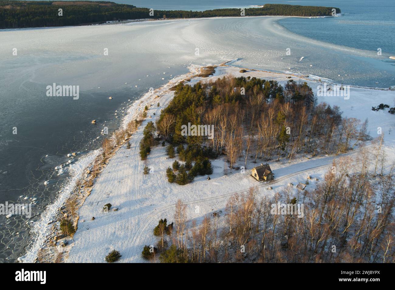 Una casa solitaria sull'isola di Kresuli tra la penisola di Viimsi e l'isola di Aegna. Foto da un drone in inverno. Foto di alta qualità Foto Stock