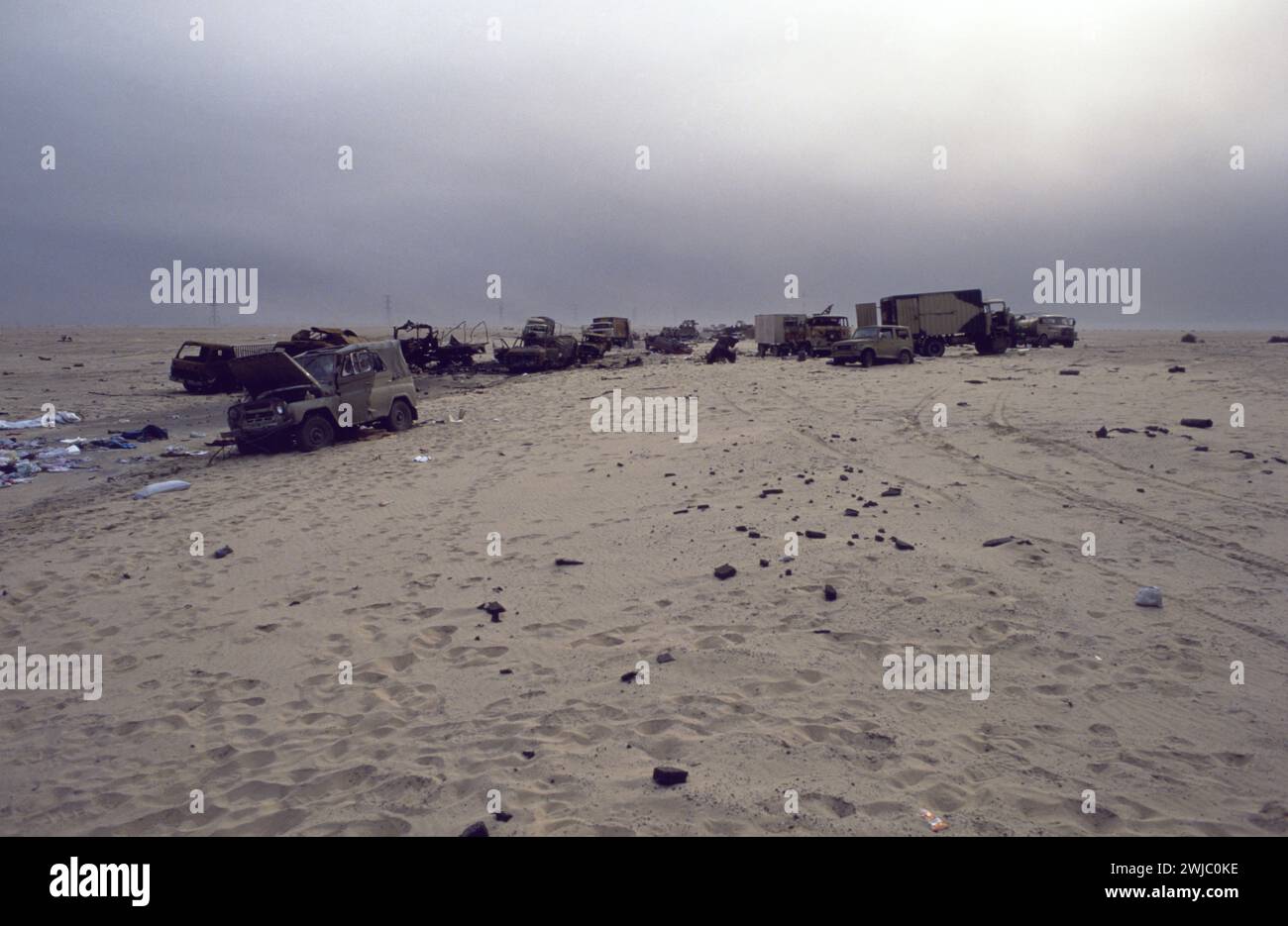 11 marzo 1991 il relitto di un convoglio militare iracheno sulla Route 801, la strada per um Qasr, nel nord-est del Kuwait. Foto Stock