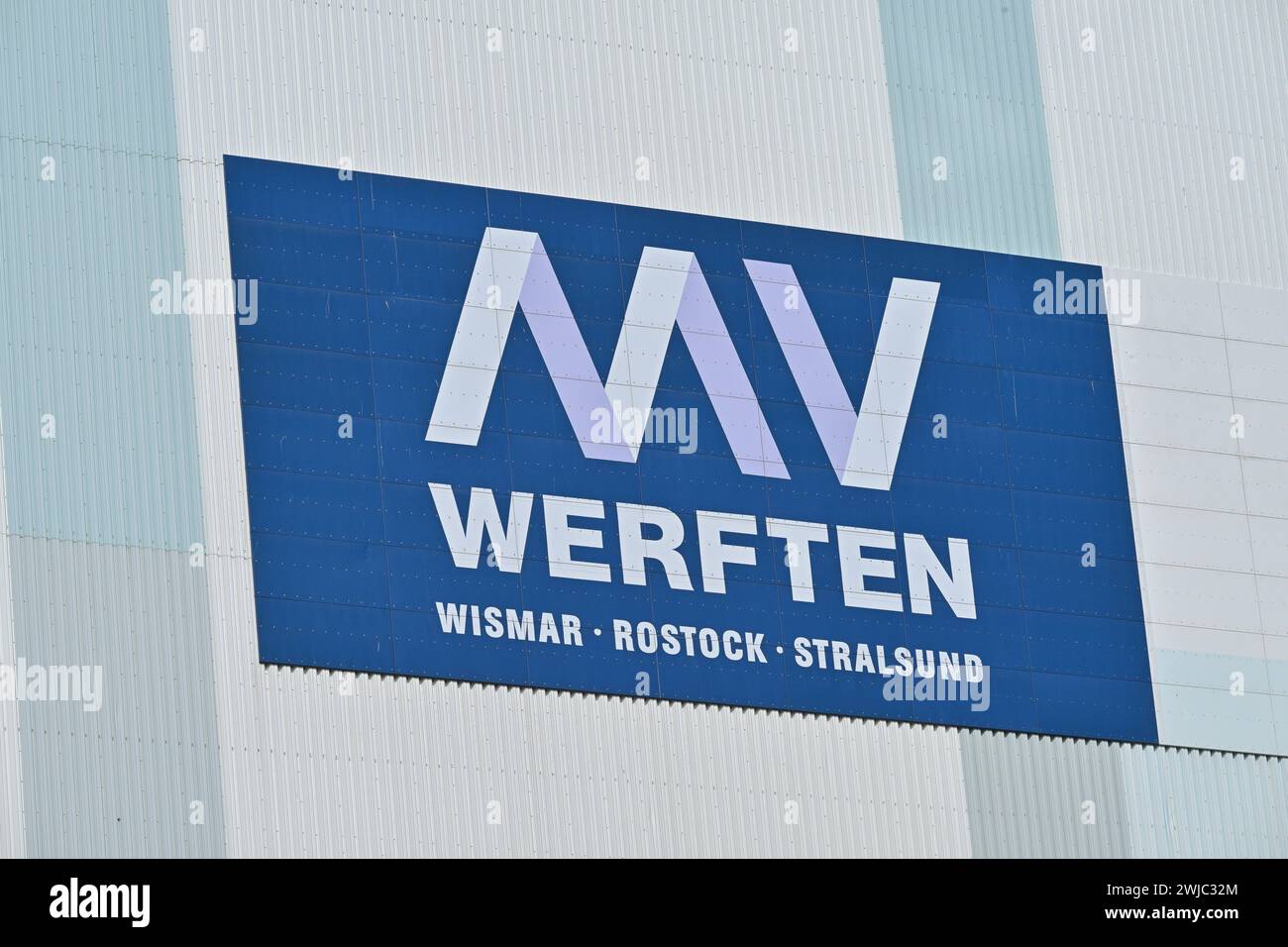 ThyssenKrupp Marine Systems baut U-Boote auf der Wismarer Werft WISMAR, DEUTSCHLAND - 30. SEPTEMBER Blick auf die MV-Werft in Wismar, der Industriekonzern ThyssenKrupp übernimmt den insolventen Standort Mecklenburg-Vorpommern 30. Settembre 2023 a Wismar. ThyssenKrupp Marine Systems TKMS übernimmt den Standort der insolventen MV Werft in Wismar. AB 2024 könnte dort mit dem Bau von U-Booten begonnen werden. TKMS hofft auch auf einen Auftrag über 100 milioni EUR für den Bau einer Munitionsrückgewinnungsplattform in Wismar. *** ThyssenKrupp Marine Systems costruisce sottomarini presso il cantiere navale di Wismar WIS Foto Stock