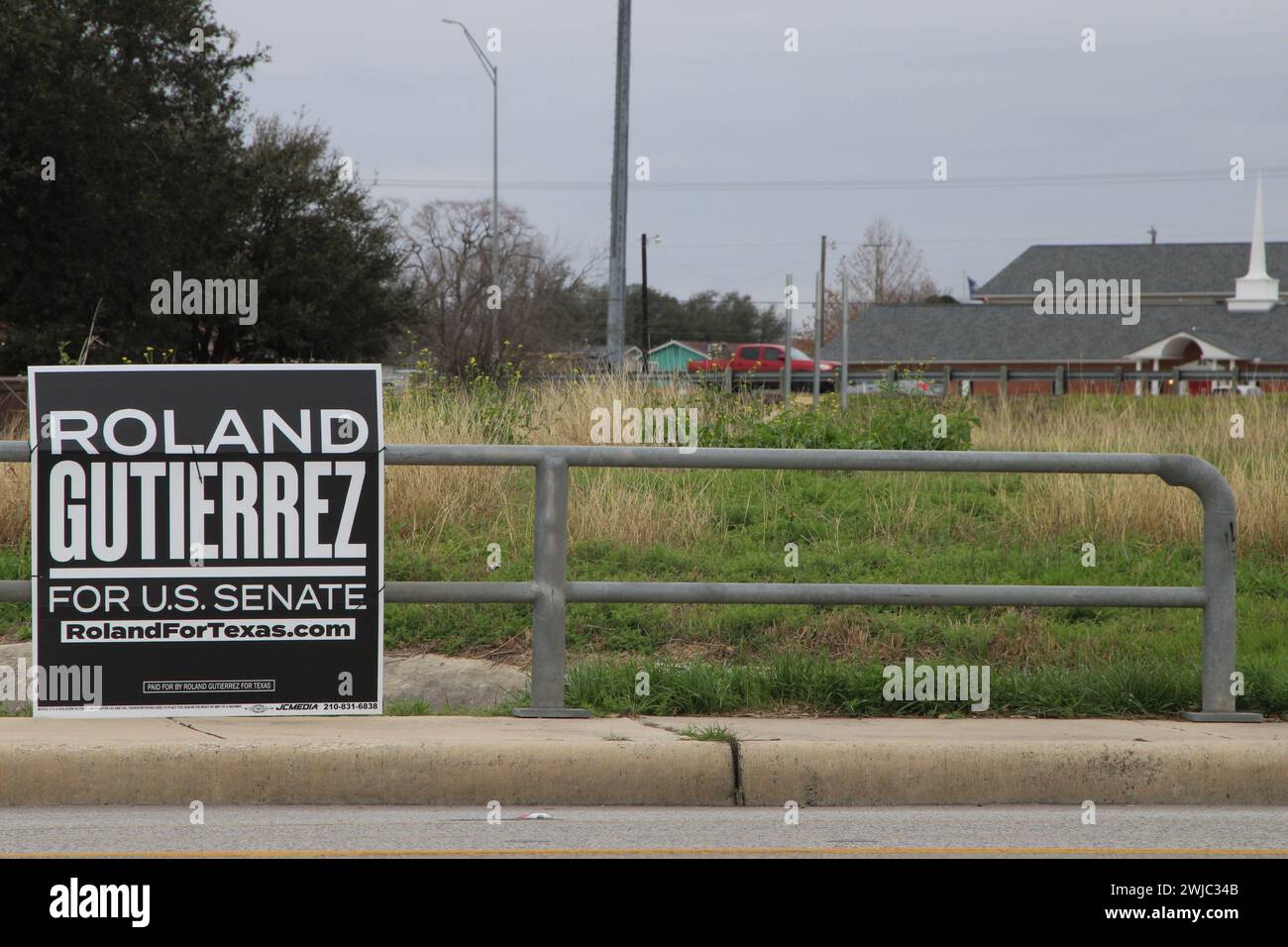 San Antonio, Stati Uniti. 14 febbraio 2024. Un cartello per la campagna del Senato degli Stati Uniti Roland Gutierrez lungo la Medina base Road a San Antonio, Texas, USA, il 14 febbraio 2024. Roland Gutierrez è attualmente un membro del Senato del Texas e il suo distretto comprende Uvalde, Texas. Dopo la sparatoria di massa della scuola elementare Robb, ha introdotto quattro bollette di sicurezza per le armi. (Foto di Carlos Kosienski/Sipa USA) credito: SIPA USA/Alamy Live News Foto Stock