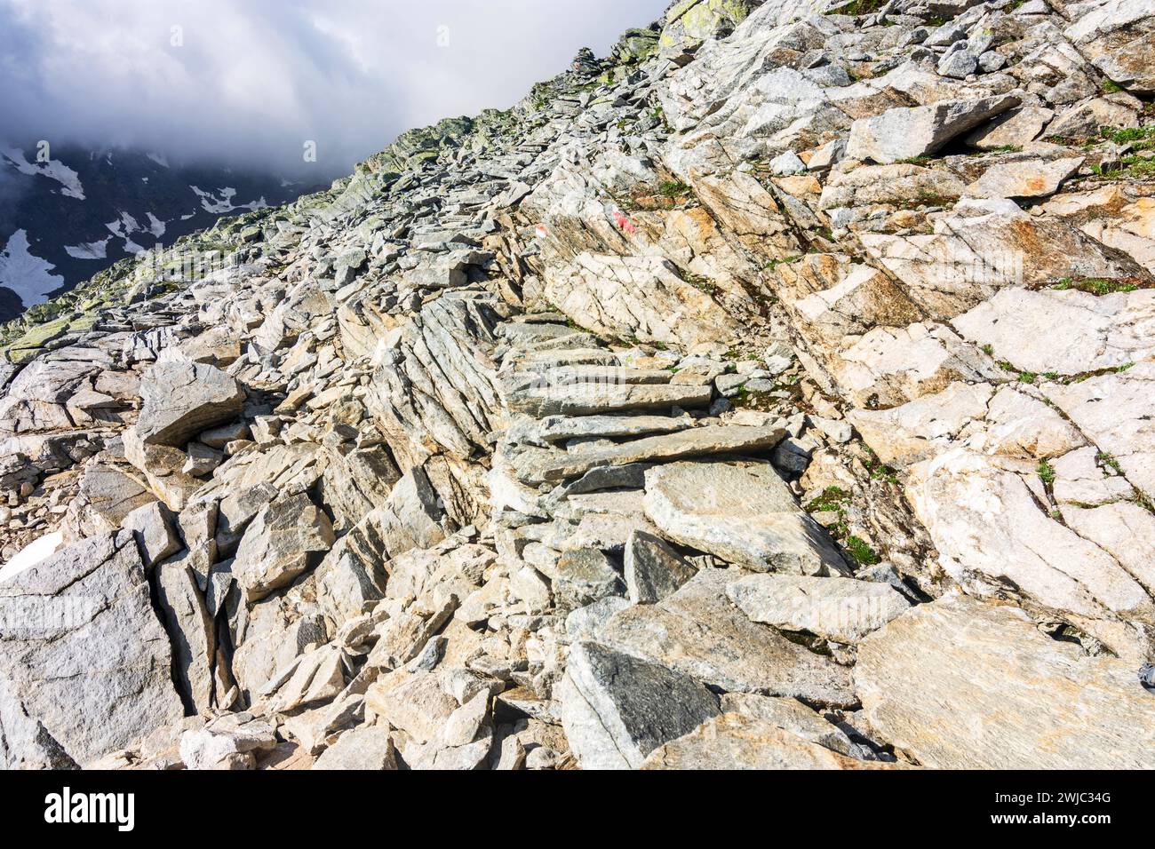 Sentiero escursionistico in pietra, lastre di roccia, segnavia Stubaier Alpen Stubai Alps Stubaital Tirol, Tirolo Austria Foto Stock
