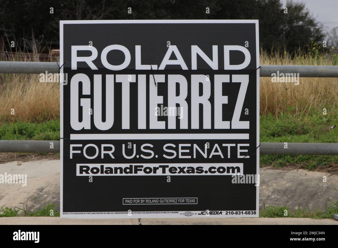 San Antonio, Stati Uniti. 14 febbraio 2024. Un cartello per la campagna del Senato degli Stati Uniti Roland Gutierrez lungo la Medina base Road a San Antonio, Texas, USA, il 14 febbraio 2024. Roland Gutierrez è attualmente un membro del Senato del Texas e il suo distretto comprende Uvalde, Texas. Dopo la sparatoria di massa della scuola elementare Robb, ha introdotto quattro bollette di sicurezza per le armi. (Foto di Carlos Kosienski/Sipa USA) credito: SIPA USA/Alamy Live News Foto Stock