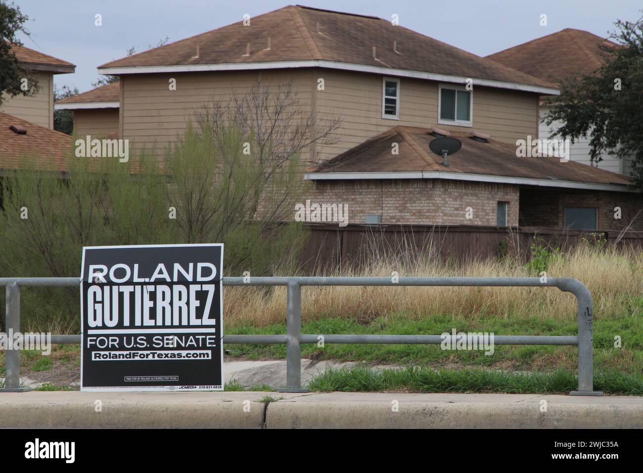 San Antonio, Stati Uniti. 14 febbraio 2024. Un cartello per la campagna del Senato degli Stati Uniti Roland Gutierrez lungo la Medina base Road a San Antonio, Texas, USA, il 14 febbraio 2024. Roland Gutierrez è attualmente un membro del Senato del Texas e il suo distretto comprende Uvalde, Texas. Dopo la sparatoria di massa della scuola elementare Robb, ha introdotto quattro bollette di sicurezza per le armi. (Foto di Carlos Kosienski/Sipa USA) credito: SIPA USA/Alamy Live News Foto Stock