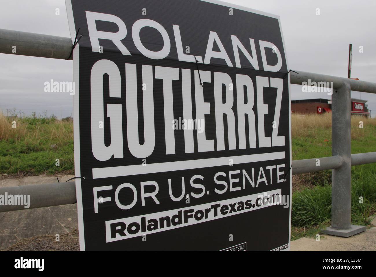 San Antonio, Stati Uniti. 14 febbraio 2024. Un cartello per la campagna del Senato degli Stati Uniti Roland Gutierrez lungo la Medina base Road a San Antonio, Texas, USA, il 14 febbraio 2024. Roland Gutierrez è attualmente un membro del Senato del Texas e il suo distretto comprende Uvalde, Texas. Dopo la sparatoria di massa della scuola elementare Robb, ha introdotto quattro bollette di sicurezza per le armi. (Foto di Carlos Kosienski/Sipa USA) credito: SIPA USA/Alamy Live News Foto Stock