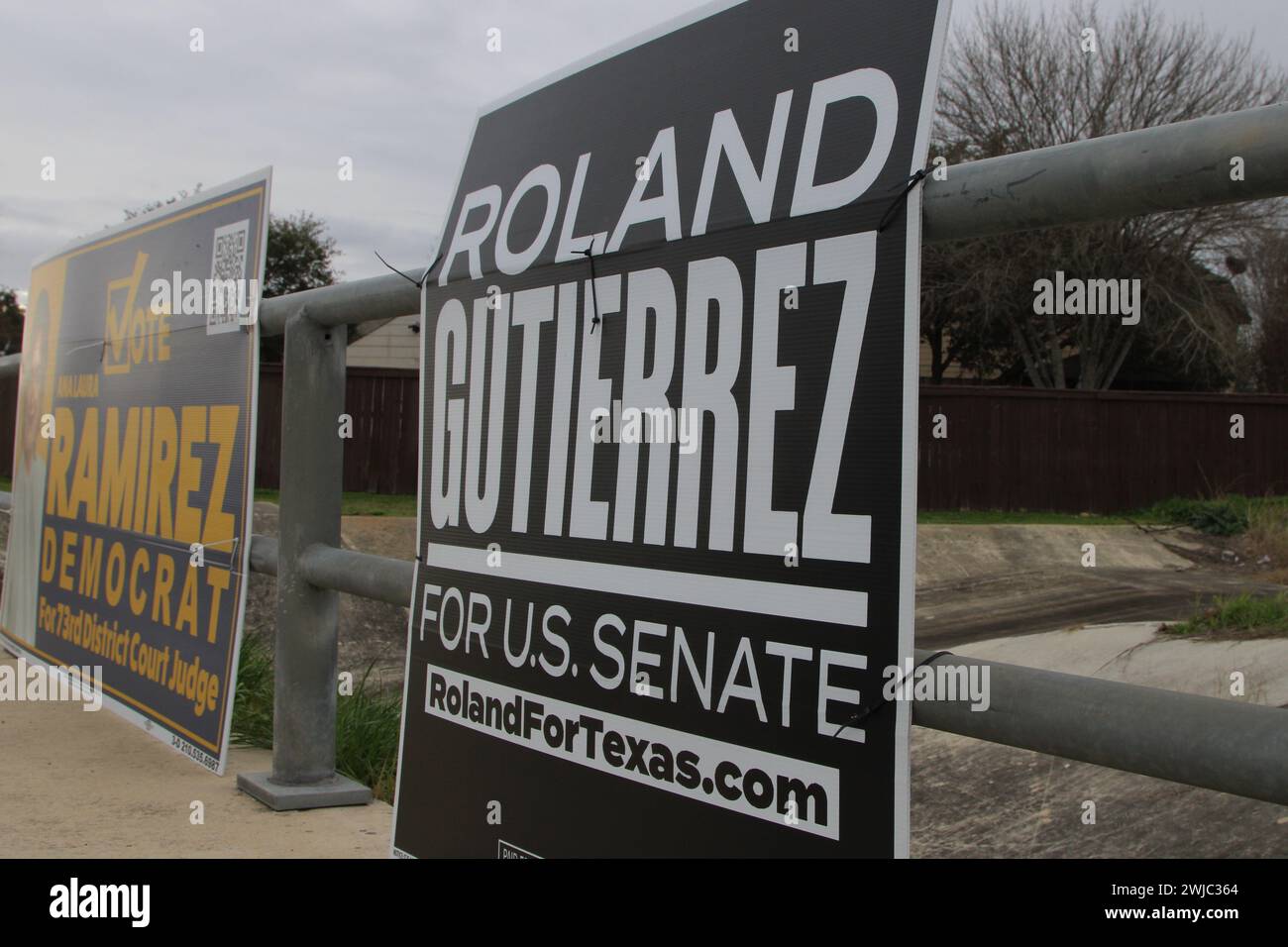 San Antonio, Stati Uniti. 14 febbraio 2024. Un cartello per la campagna del Senato degli Stati Uniti Roland Gutierrez lungo la Medina base Road a San Antonio, Texas, USA, il 14 febbraio 2024. Roland Gutierrez è attualmente un membro del Senato del Texas e il suo distretto comprende Uvalde, Texas. Dopo la sparatoria di massa della scuola elementare Robb, ha introdotto quattro bollette di sicurezza per le armi. (Foto di Carlos Kosienski/Sipa USA) credito: SIPA USA/Alamy Live News Foto Stock