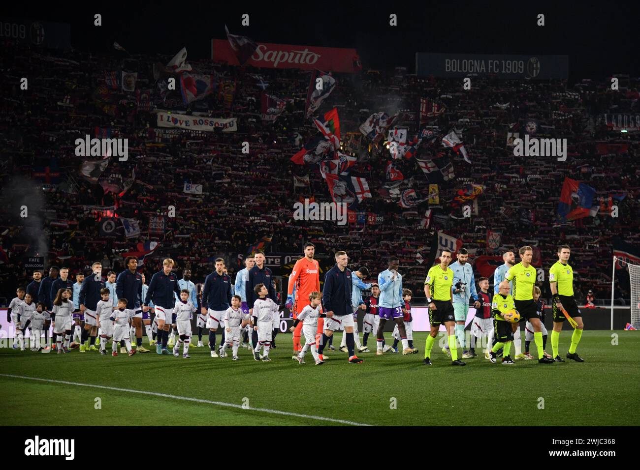 Bologna, Italia. 14 febbraio 2024. Foto massimo Paolone/LaPresse 14 febbraio 2024 - Bologna, Italia - sport, calcio - Bologna vs Fiorentina - Campionato italiano di calcio serie A TIM 2023/2024 - Stadio Renato dall'Ara. Nella foto: ingresso delle squadre in campo 14 febbraio 2024 Bologna, Italia - sport, calcio - Bologna vs Fiorentina - Campionato Italiano di serie A 2023/2024 - Stadio Renato Dall'Ara. Nella foto: Le squadre entrano in campo per la partita crediti: LaPresse/Alamy Live News Foto Stock