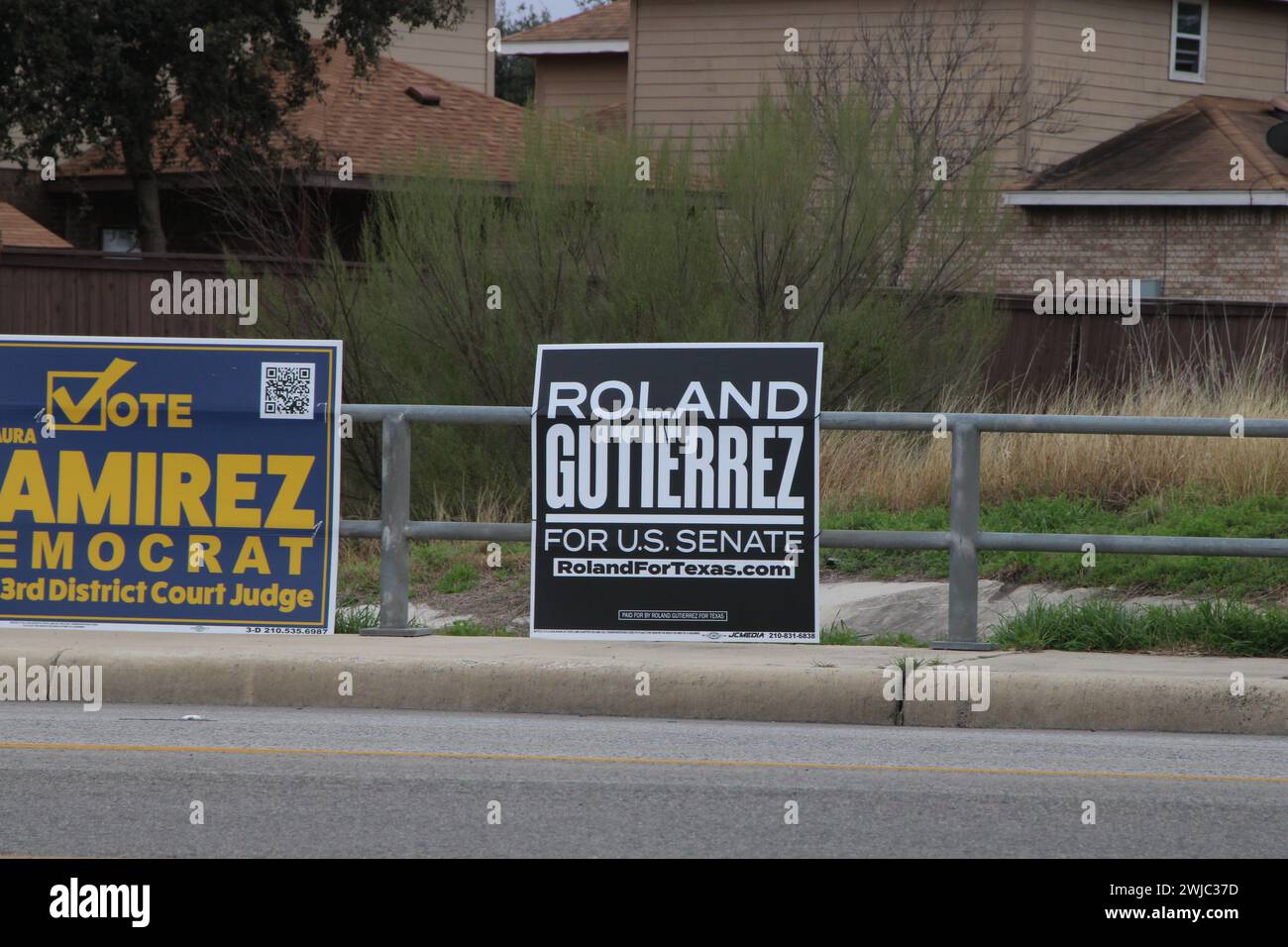 San Antonio, Stati Uniti. 14 febbraio 2024. Un cartello per la campagna del Senato degli Stati Uniti Roland Gutierrez lungo la Medina base Road a San Antonio, Texas, USA, il 14 febbraio 2024. Roland Gutierrez è attualmente un membro del Senato del Texas e il suo distretto comprende Uvalde, Texas. Dopo la sparatoria di massa della scuola elementare Robb, ha introdotto quattro bollette di sicurezza per le armi. (Foto di Carlos Kosienski/Sipa USA) credito: SIPA USA/Alamy Live News Foto Stock