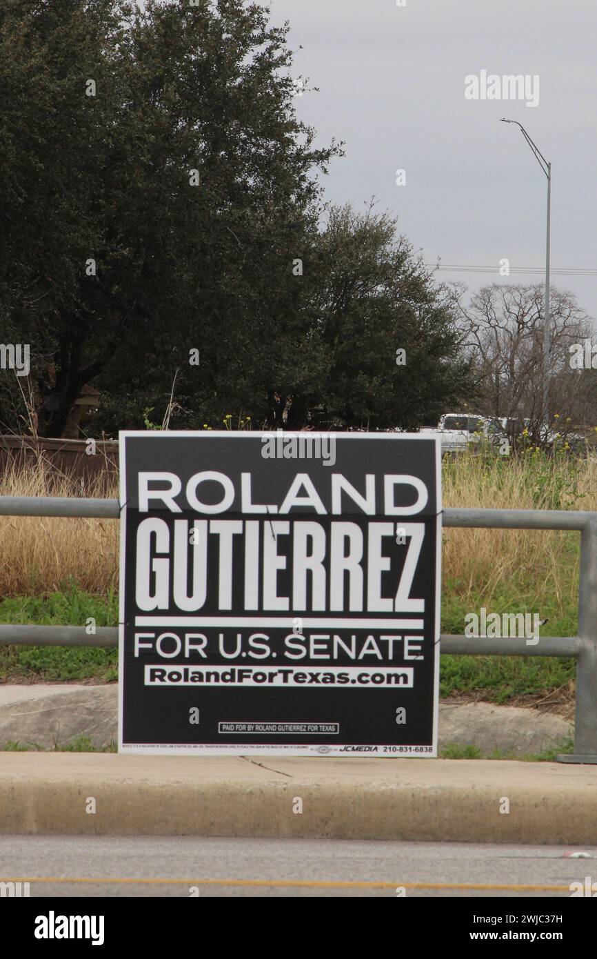 San Antonio, Stati Uniti. 14 febbraio 2024. Un cartello per la campagna del Senato degli Stati Uniti Roland Gutierrez lungo la Medina base Road a San Antonio, Texas, USA, il 14 febbraio 2024. Roland Gutierrez è attualmente un membro del Senato del Texas e il suo distretto comprende Uvalde, Texas. Dopo la sparatoria di massa della scuola elementare Robb, ha introdotto quattro bollette di sicurezza per le armi. (Foto di Carlos Kosienski/Sipa USA) credito: SIPA USA/Alamy Live News Foto Stock